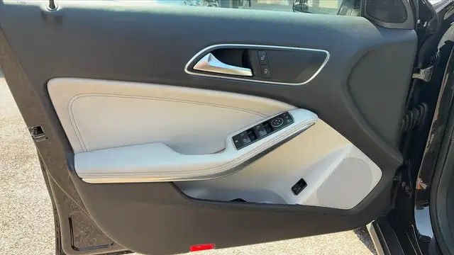 Mercedes-Benz GLA view 7