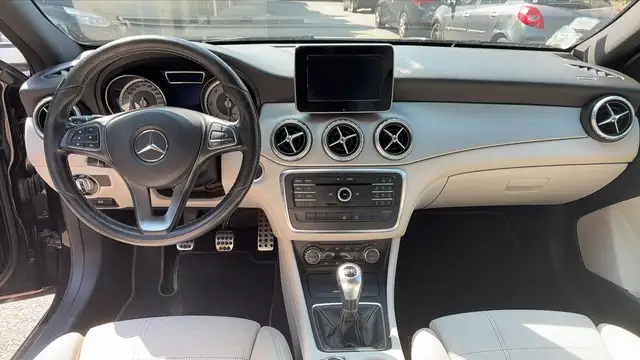 Mercedes-Benz GLA view 11