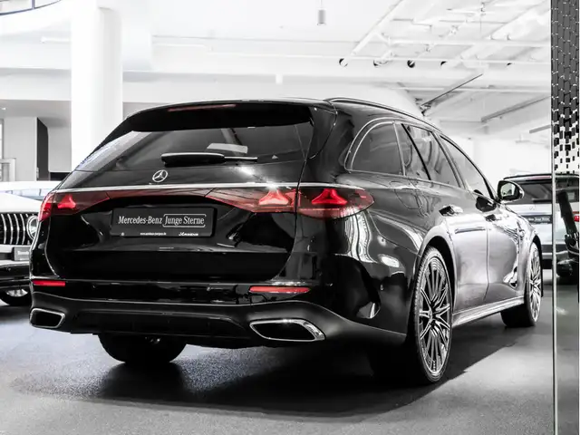 Mercedes-Benz E-Class view 4