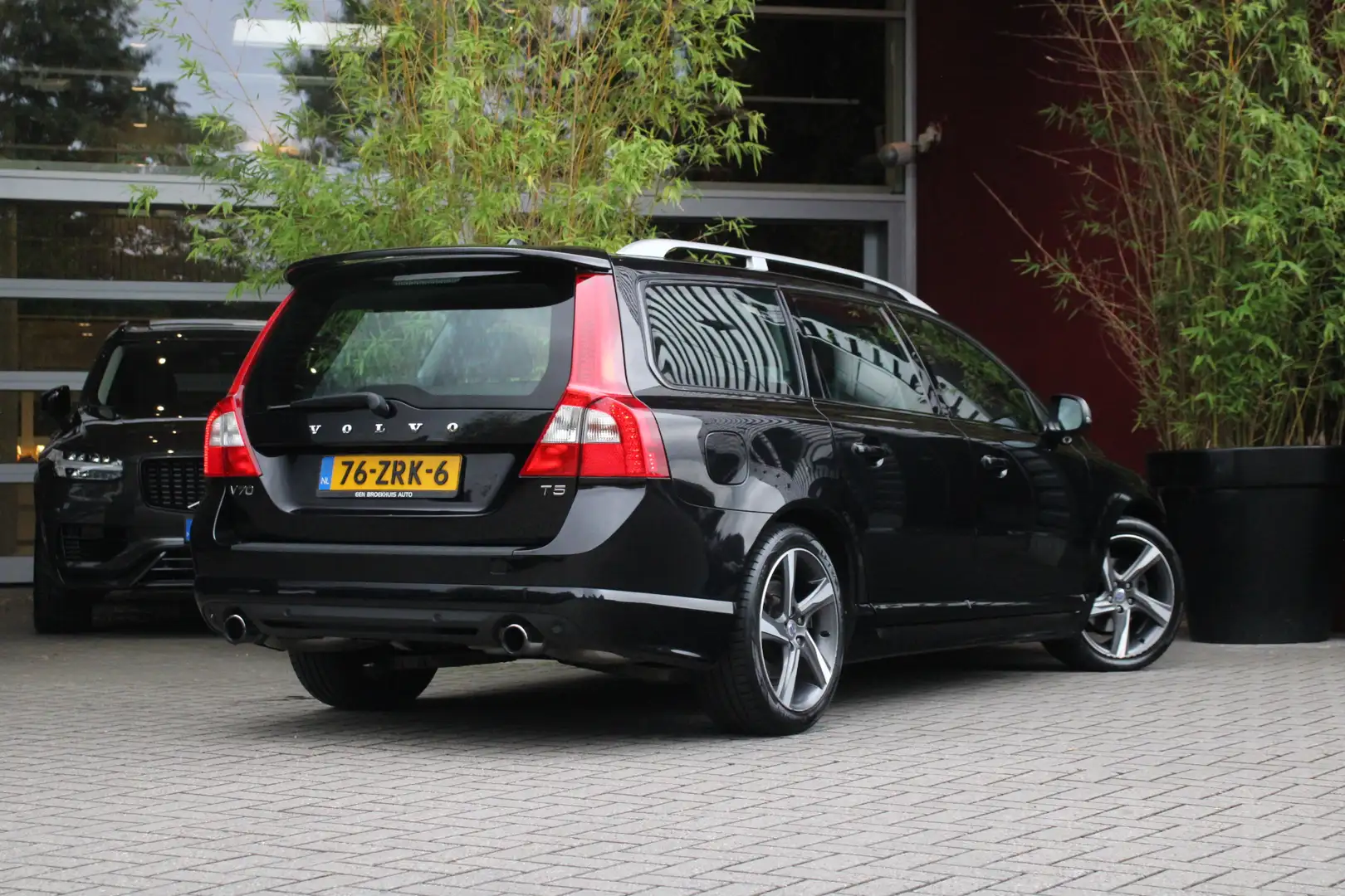 Volvo V70 2.0 T5 R-Design | NL-auto | 1e Eigenaar | Dealer o Negro - 2