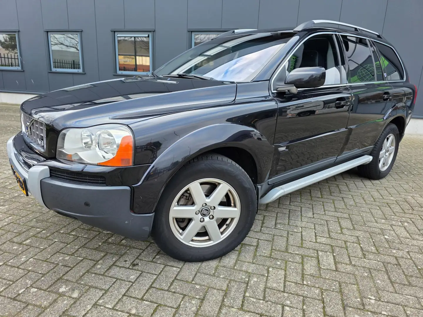 Volvo XC90 4.4 V8 Executive, netto € 9.950, bijtelvriendelijk Zwart - 2