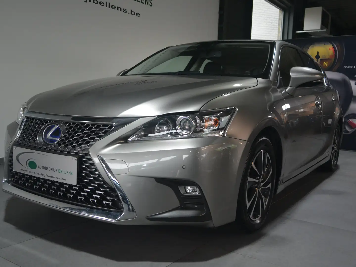 Lexus CT 200h CT 200h Luxury Line NAVI + CAMERA / ALCANTARE Grijs - 2