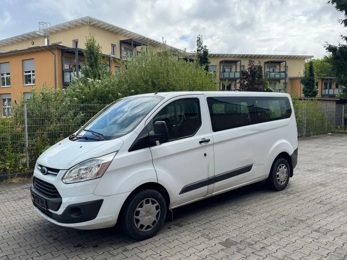 Ford Tourneo Custom Kombi 300 L2 Trend 9 Sitzer Klima Bílá - 2