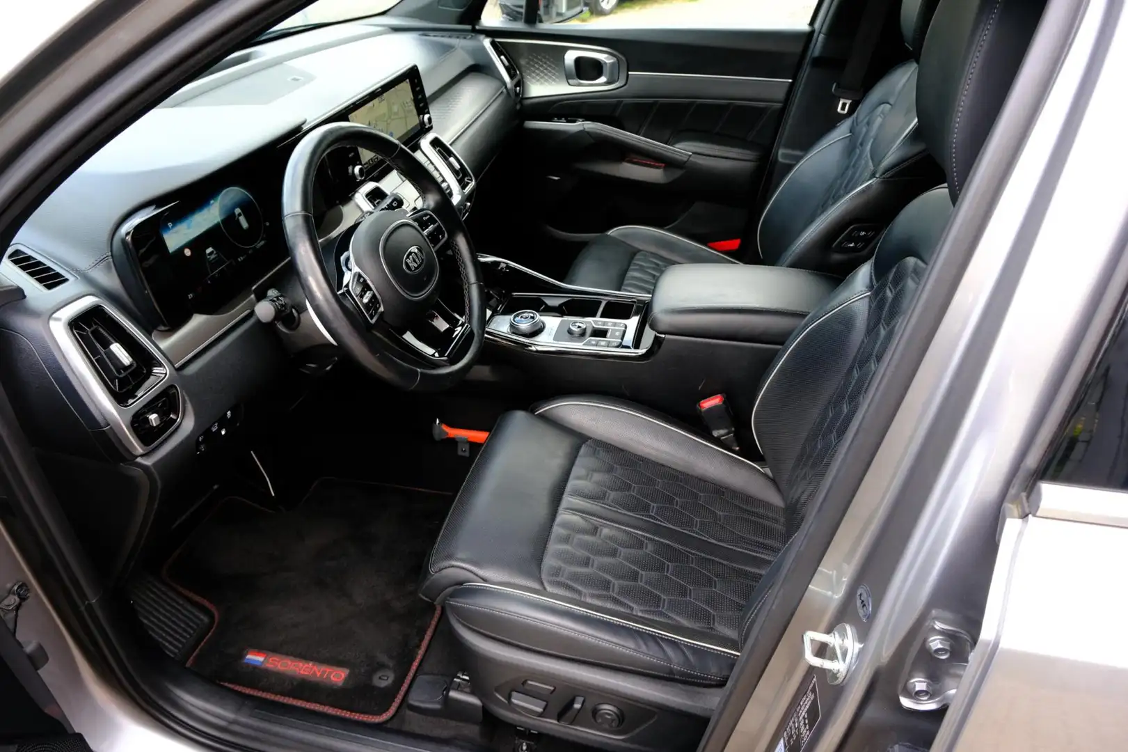 Kia Sorento 1.6 T-GDI 180pk Plug-in Hybrid 4WD ExecutiveLine 7 Grijs - 2