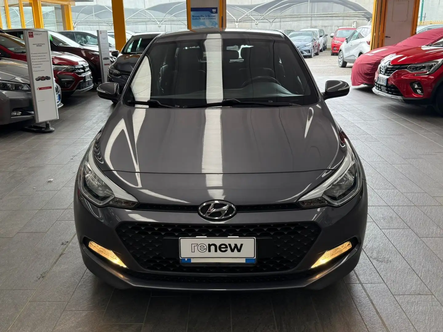 Hyundai i20 Blackline 1.2 84cv Gris - 2