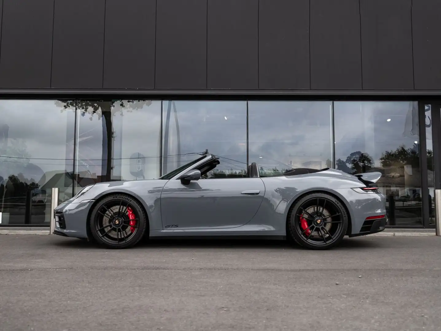 Porsche 992 Carrera Cabrio 4 GTS PDK Artic Grey EXPORT PRIJS Grijs - 2