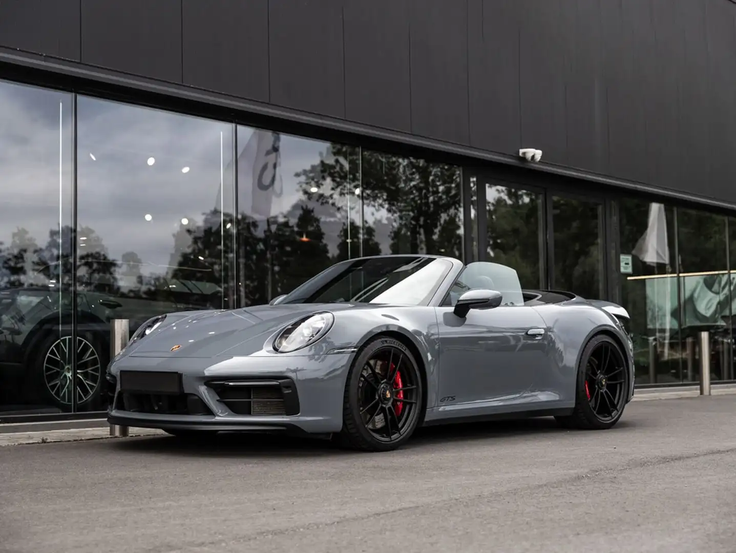 Porsche 992 Carrera Cabrio 4 GTS PDK Artic Grey EXPORT PRIJS Grijs - 1