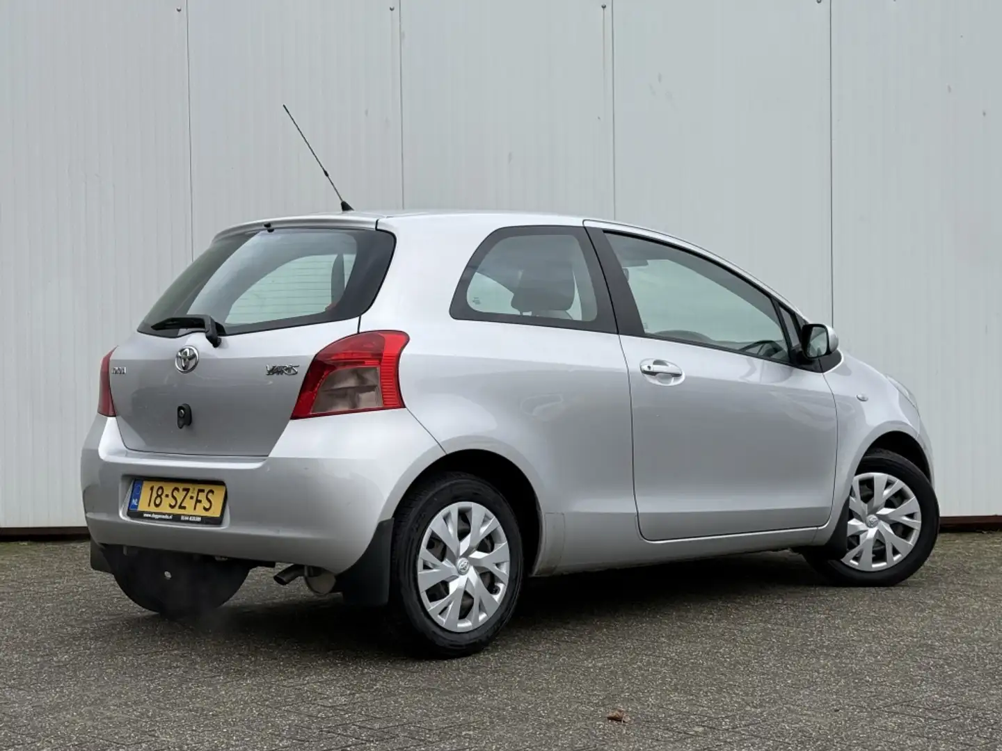 Toyota Yaris 1.3 VVTi Sol Grijs - 2