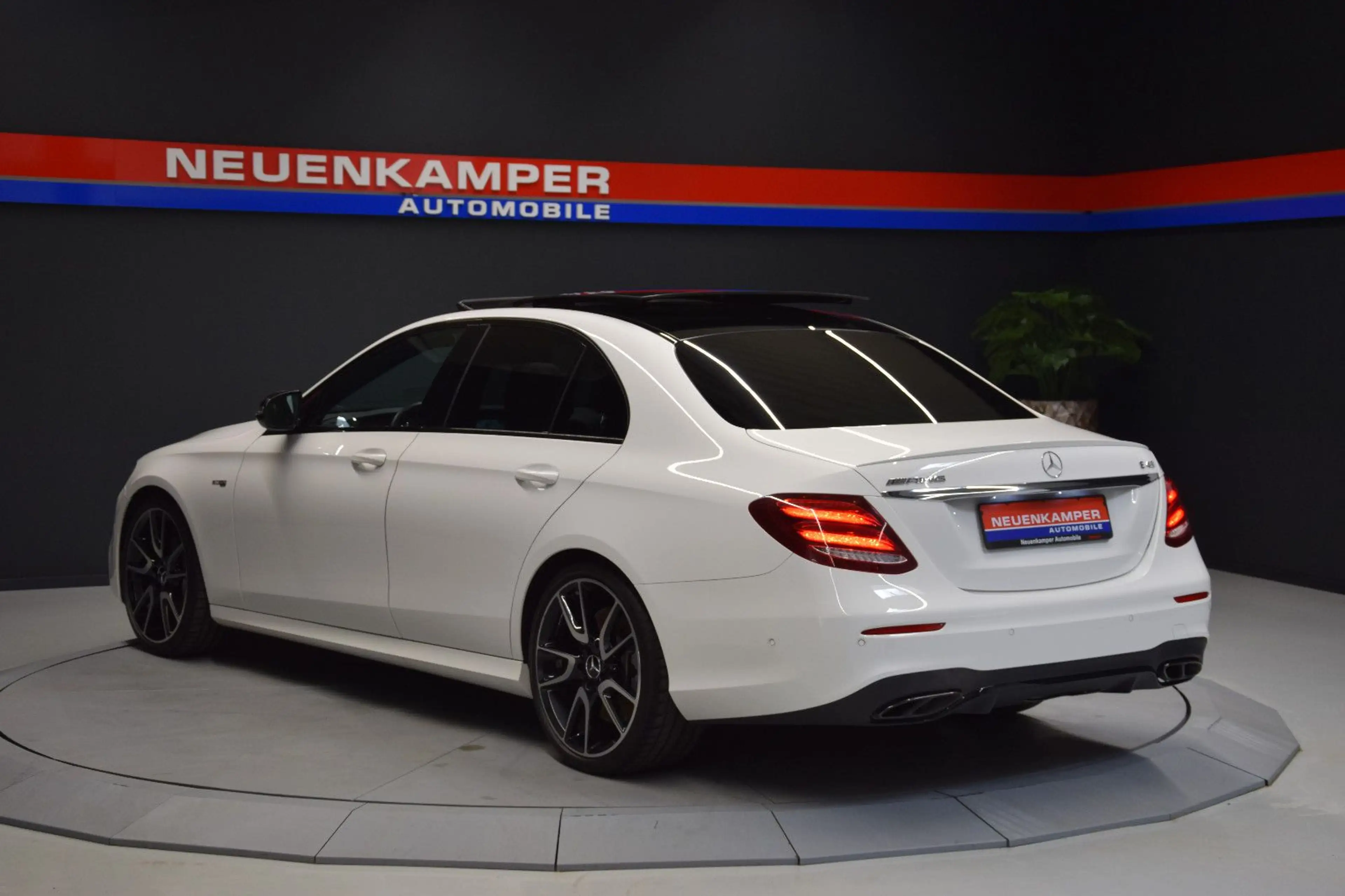 Mercedes-Benz E 43 AMG E43 AMG 4Matic Limousine Pano Burmeser Night 20" — photo 5