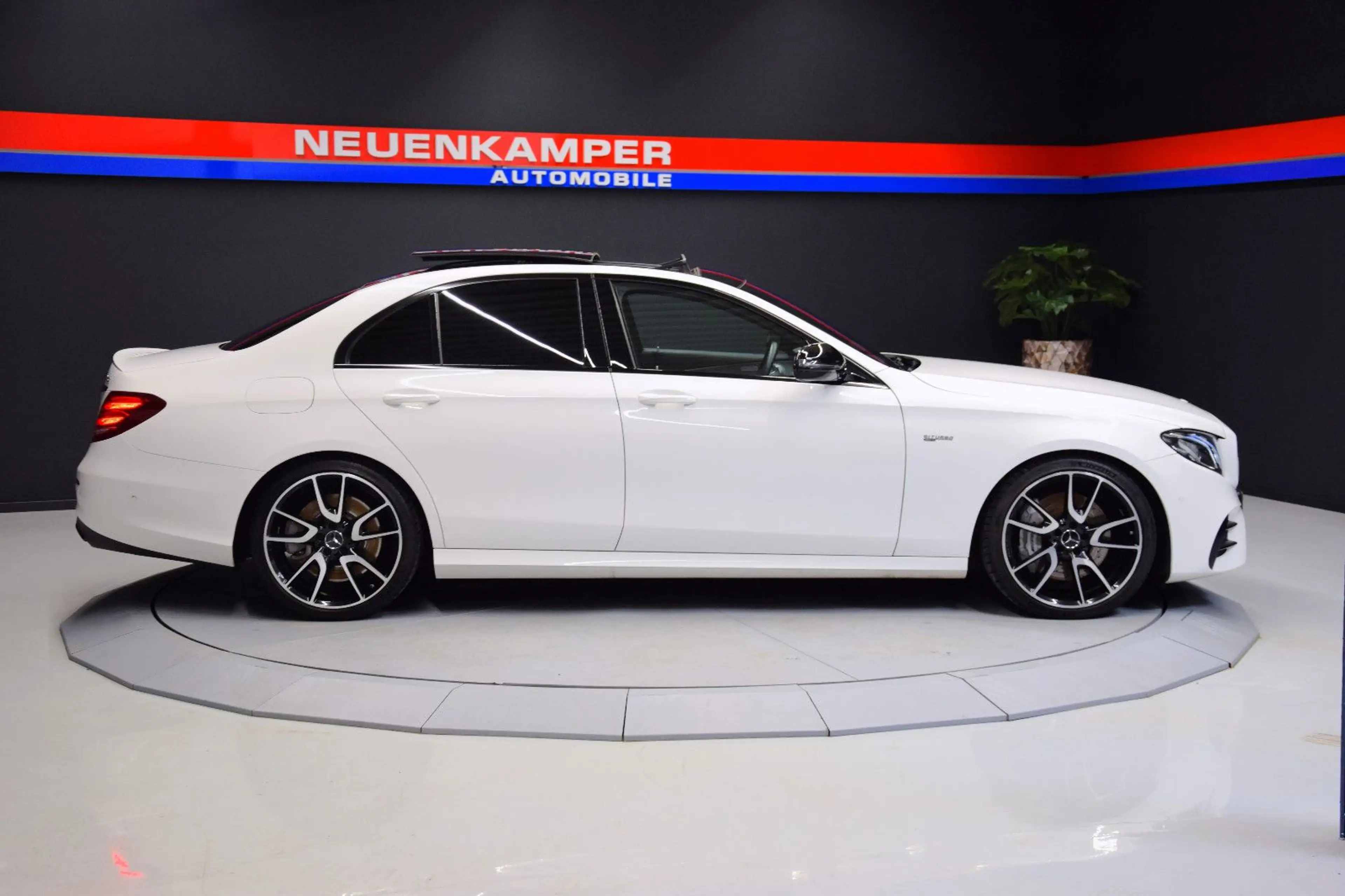 Mercedes-Benz E 43 AMG E43 AMG 4Matic Limousine Pano Burmeser Night 20" — photo 2