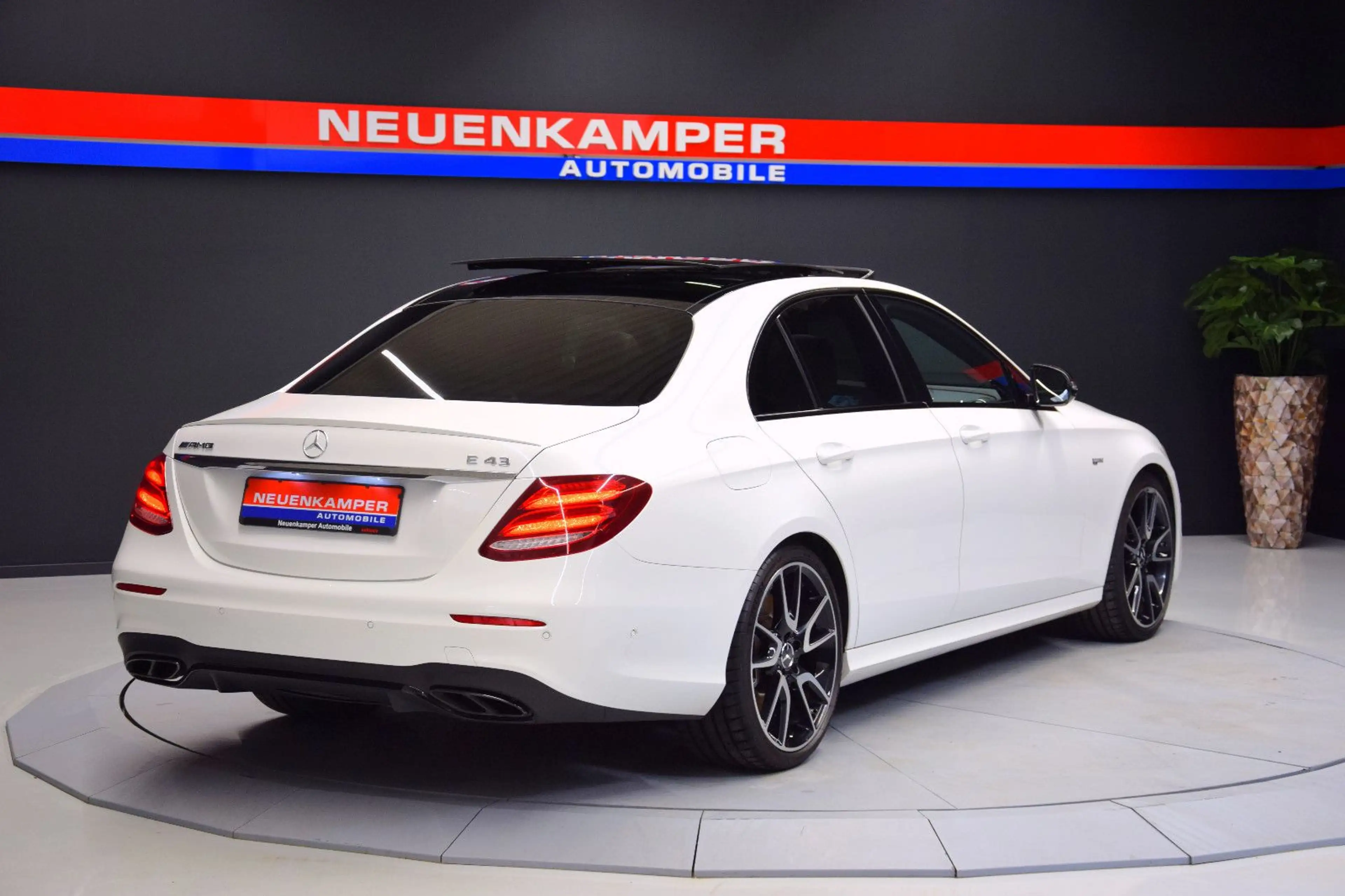 Mercedes-Benz E 43 AMG E43 AMG 4Matic Limousine Pano Burmeser Night 20" — photo 3