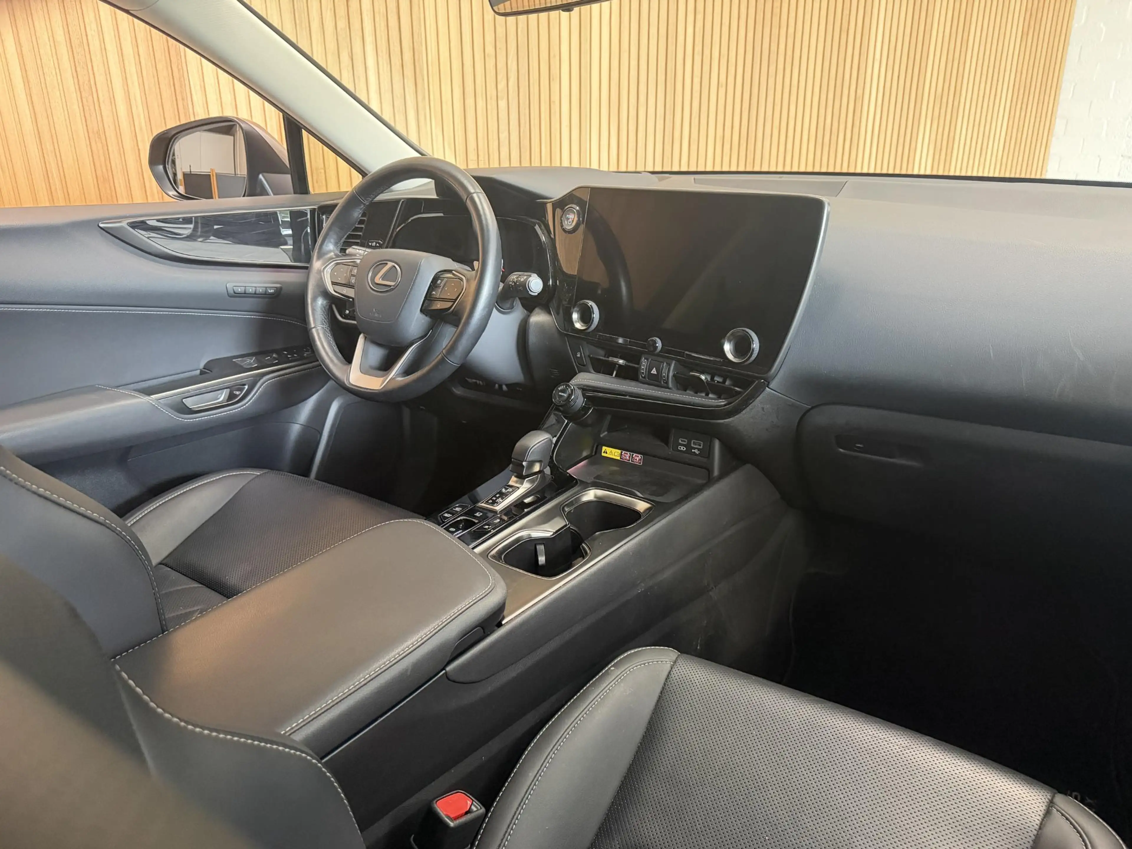 Lexus NX 450h+ AWD Launch Edition — photo 3