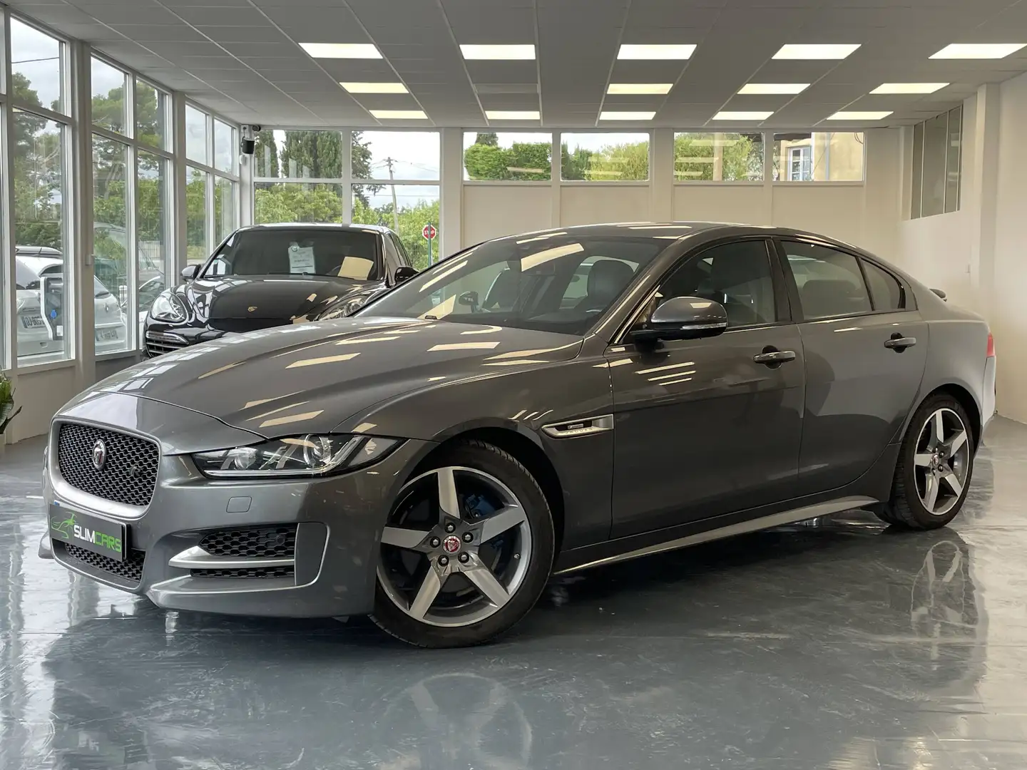 Jaguar XE 2.0D 180ch R-Sport Grey - 1