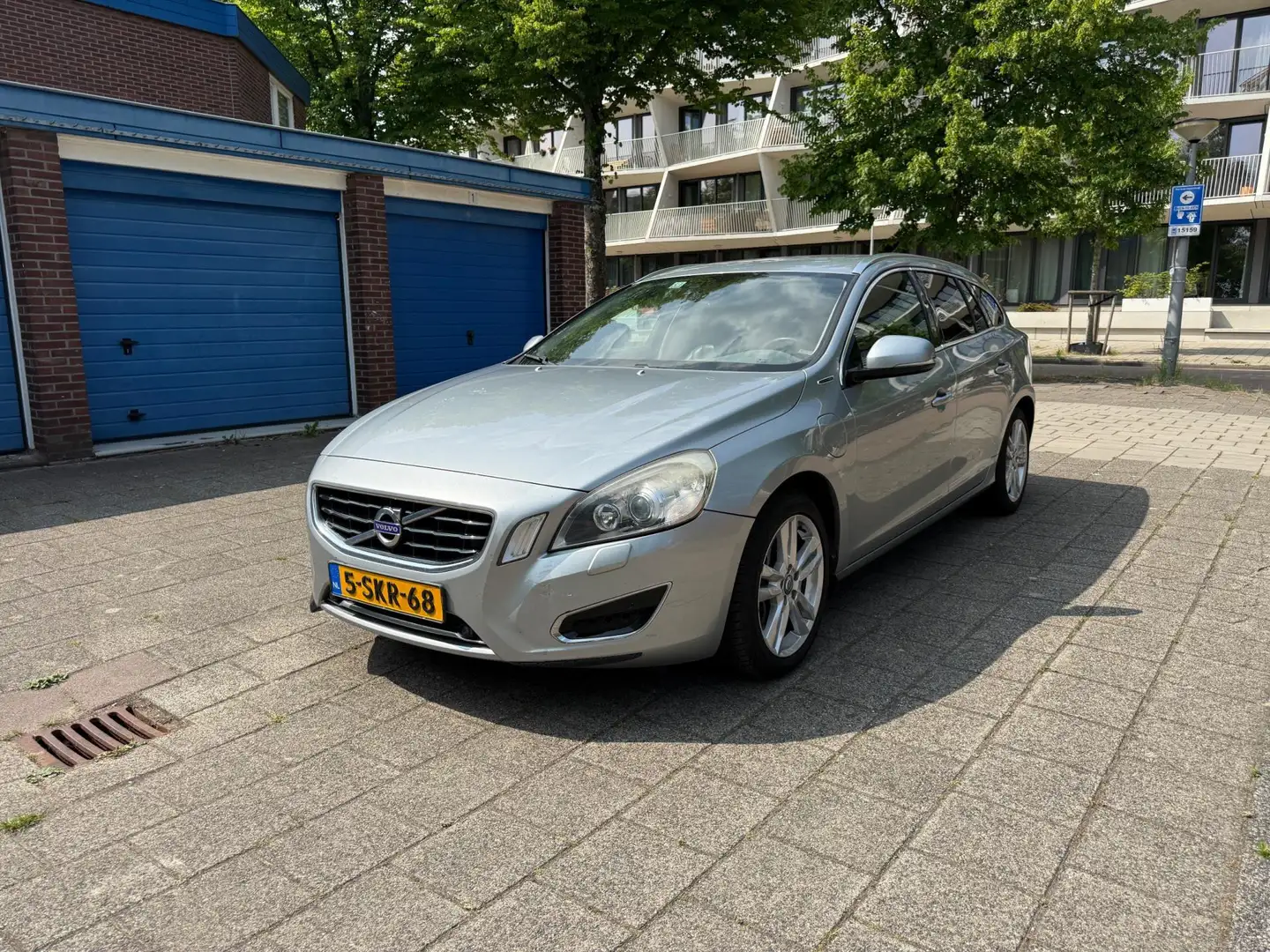 Volvo V60 2.4 D6 AWD Plug-In Hybrid Pure Limited Leder Cruis Gris - 1