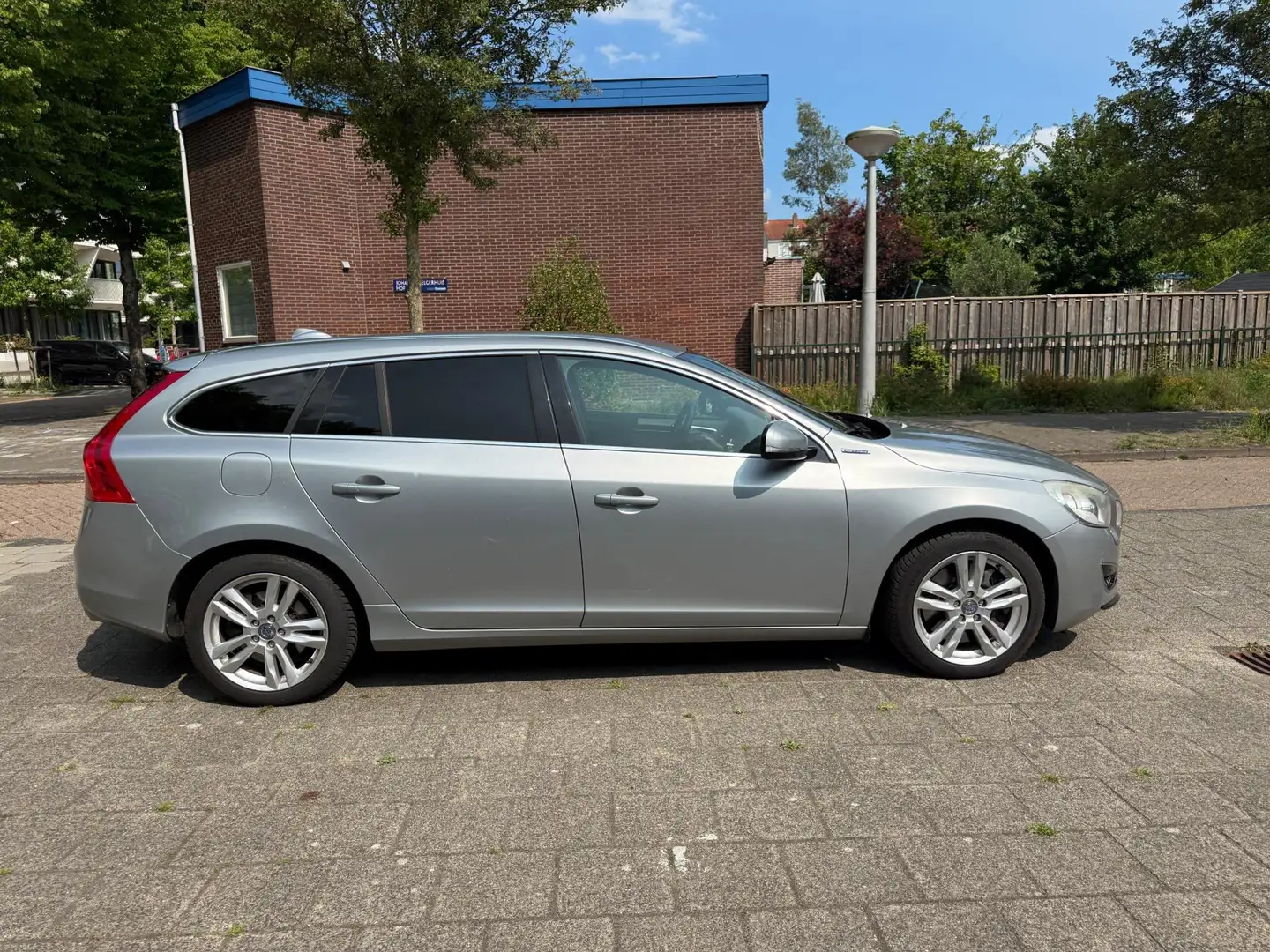 Volvo V60 2.4 D6 AWD Plug-In Hybrid Pure Limited Leder Cruis Gris - 2
