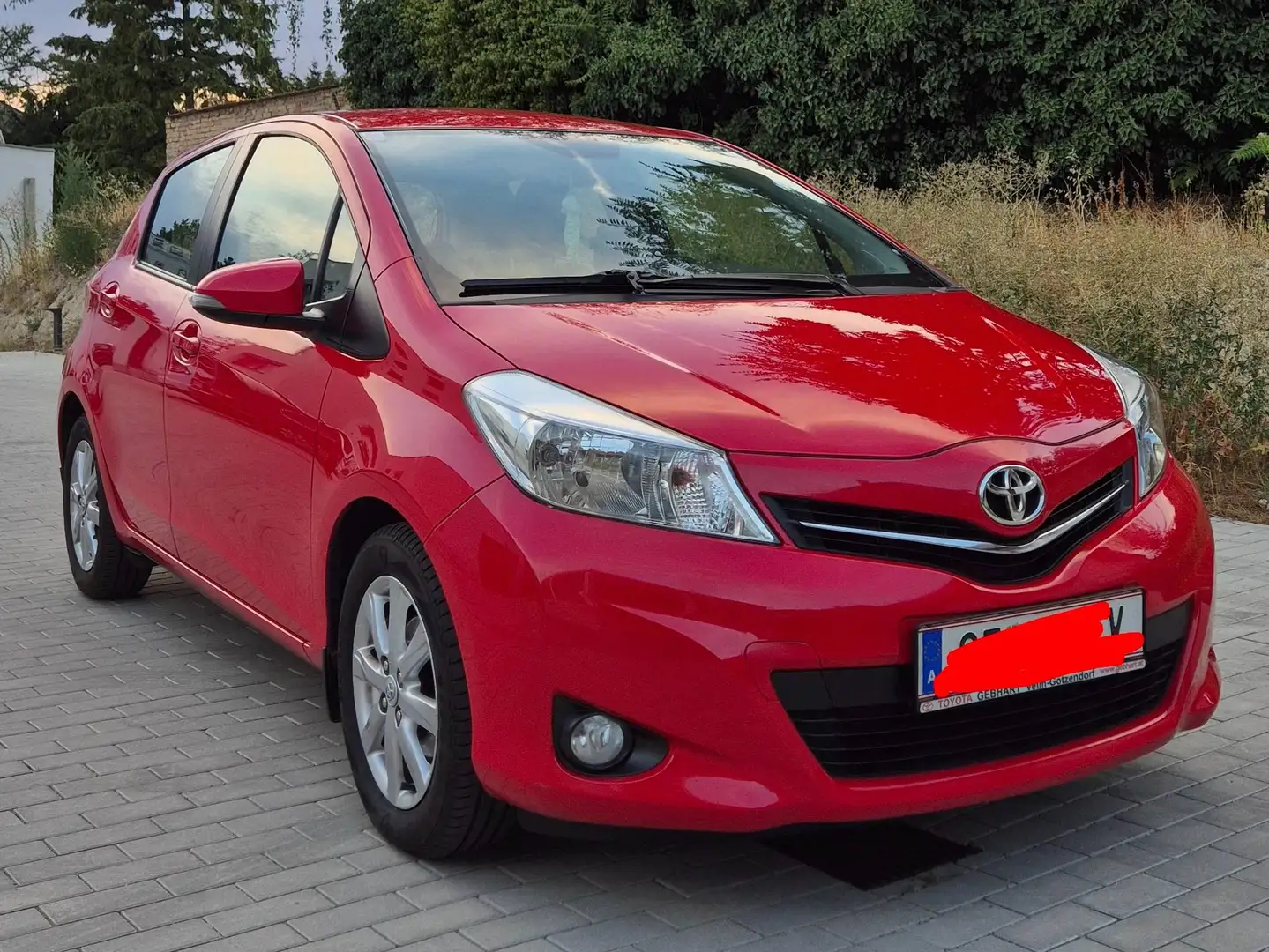 Toyota Yaris Yaris 1,0 VVT-i Edition 75 Edition 75 Rot - 1