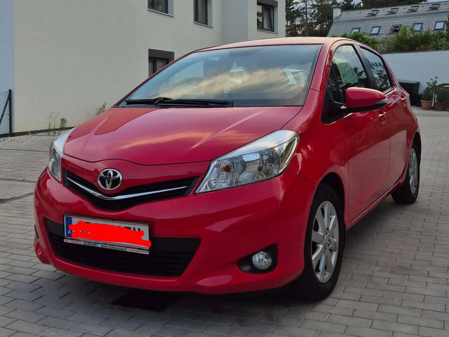 Toyota Yaris Yaris 1,0 VVT-i Edition 75 Edition 75 Rot - 2