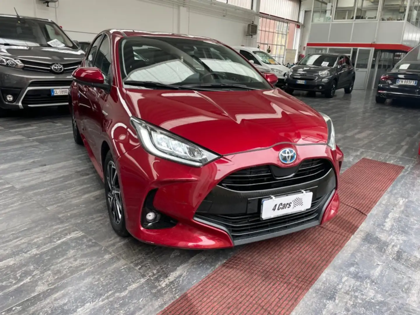 Toyota Yaris 1.5 Hybrid 5 porte Trend Rojo - 1