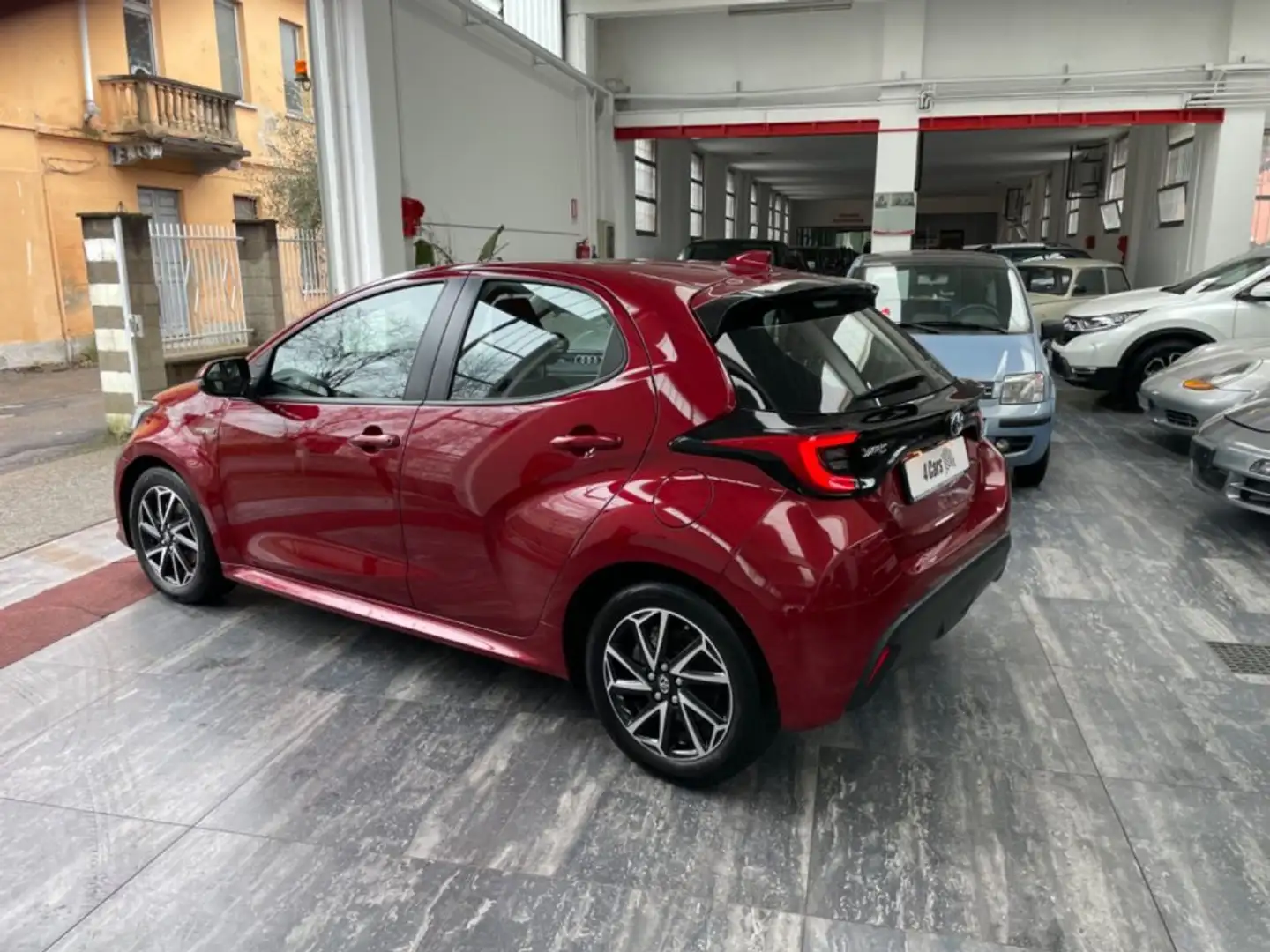 Toyota Yaris 1.5 Hybrid 5 porte Trend Rojo - 2