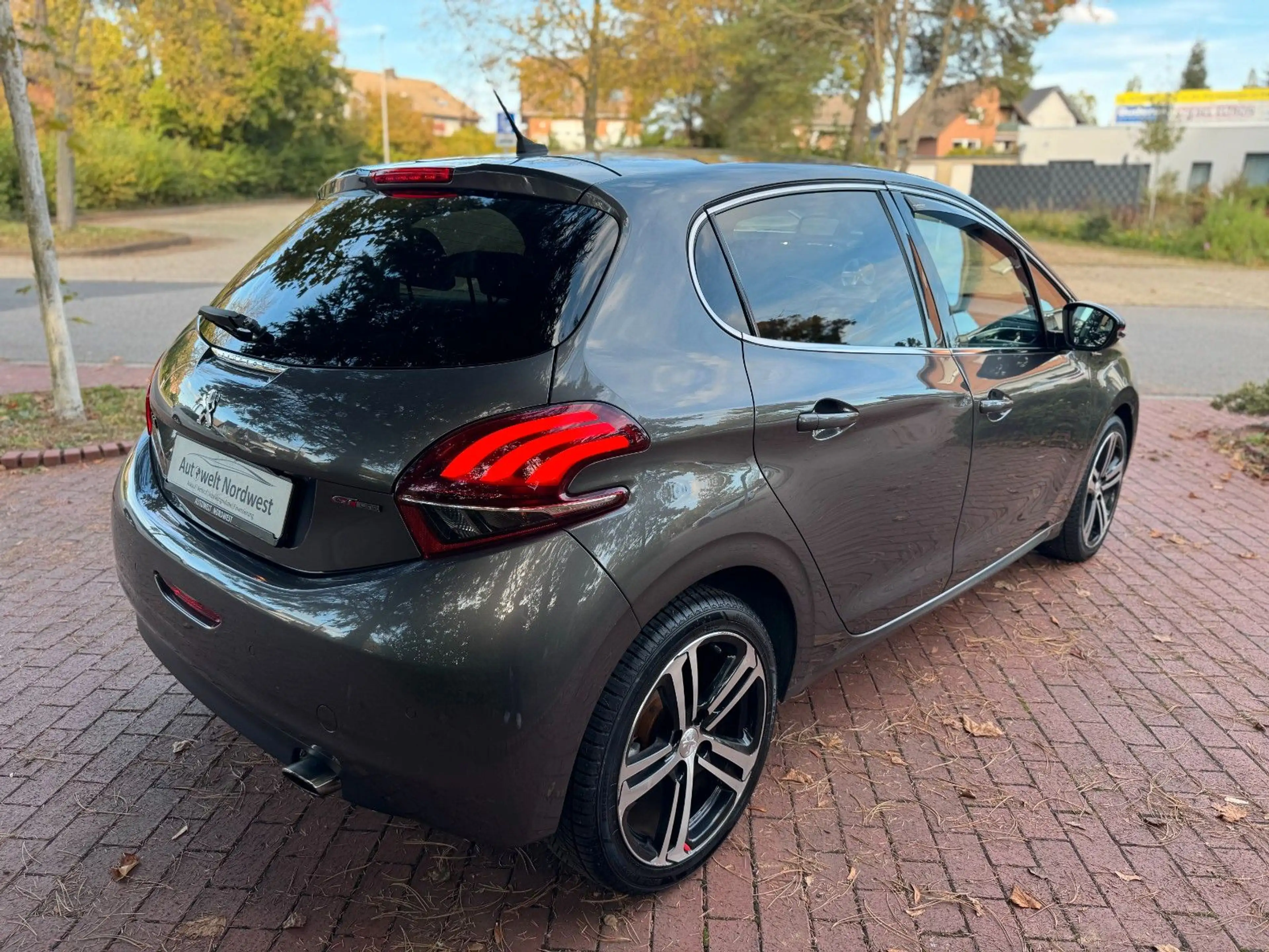 Peugeot 208 Allure|LED|Navi|Touch|Cam|Apple/Android! — photo 6