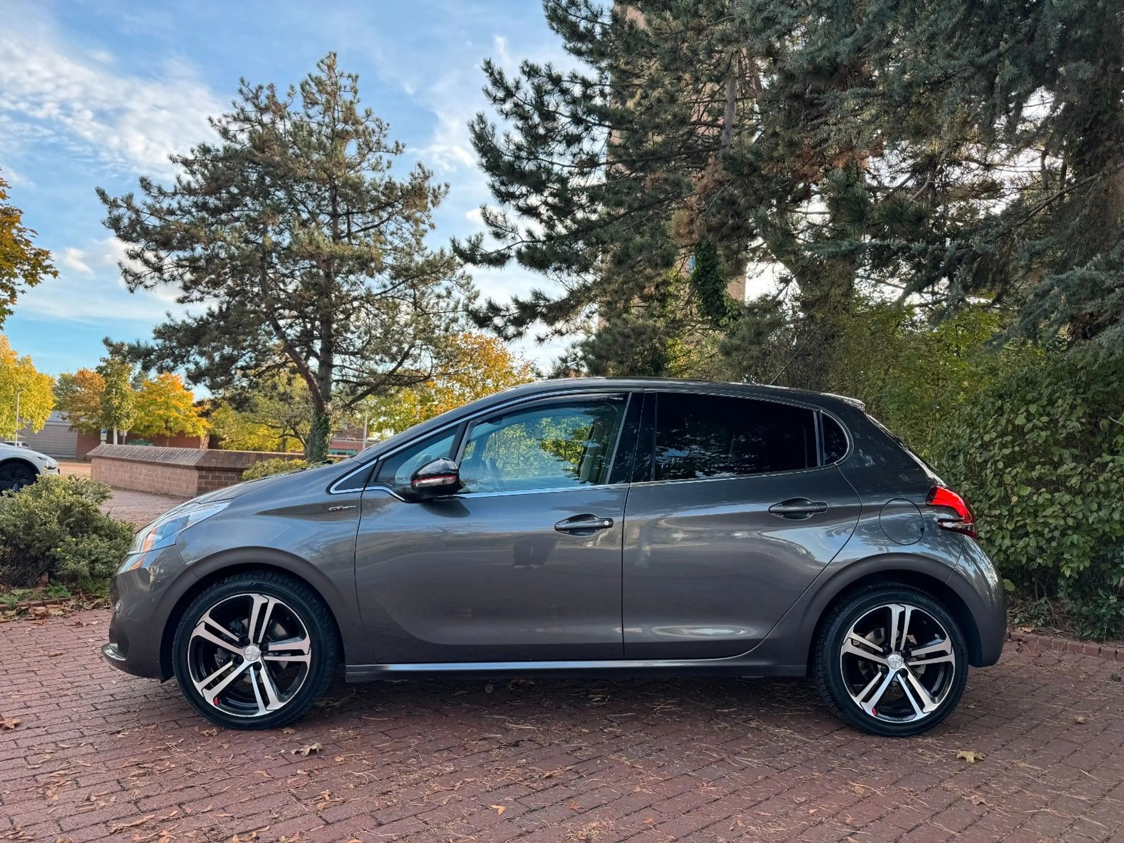 Peugeot 208 Allure|LED|Navi|Touch|Cam|Apple/Android! — photo 2