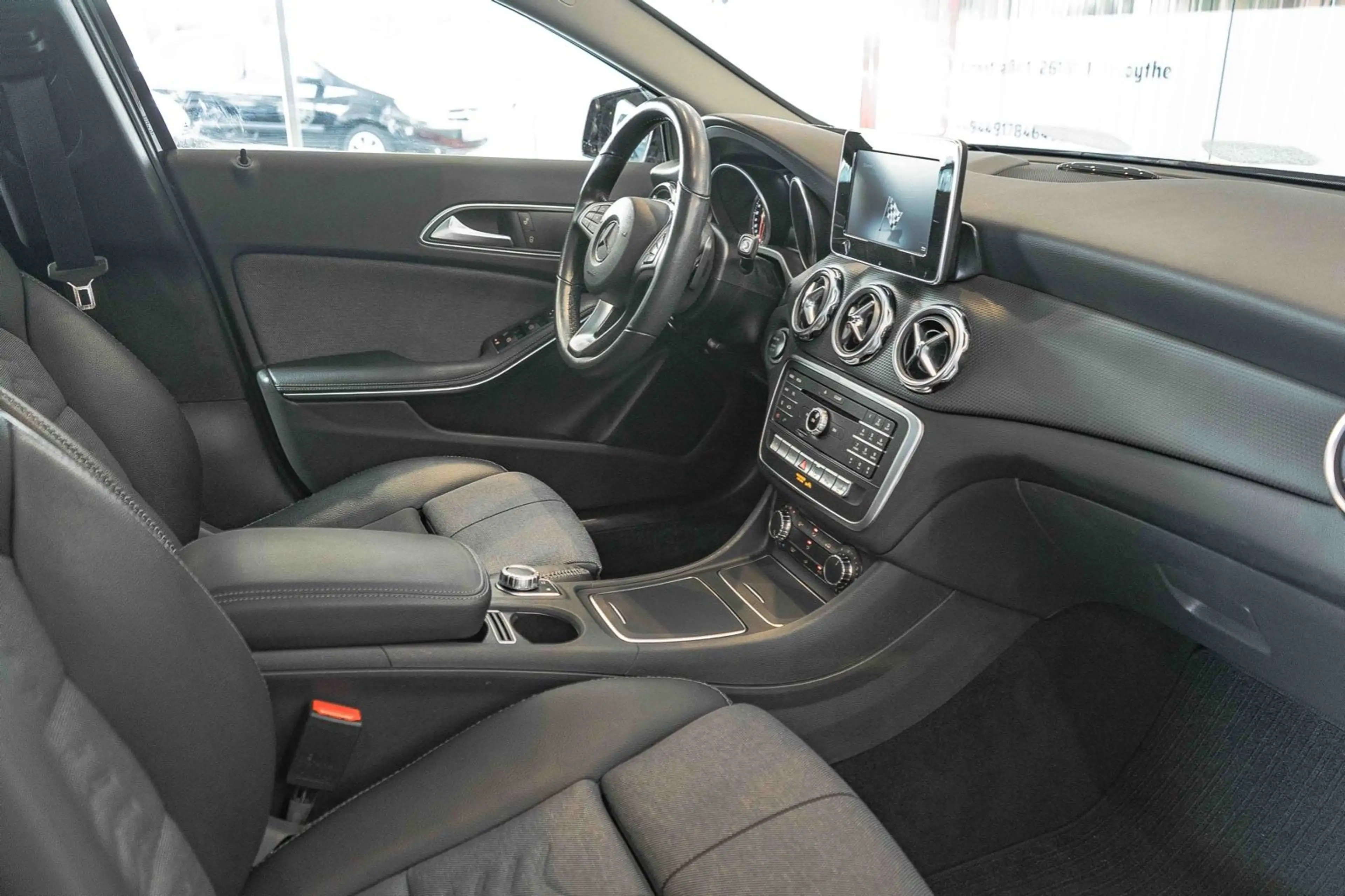 Mercedes-Benz GLA 180 Style Automatik Navi Tempomat Sitzhzg. — photo 14