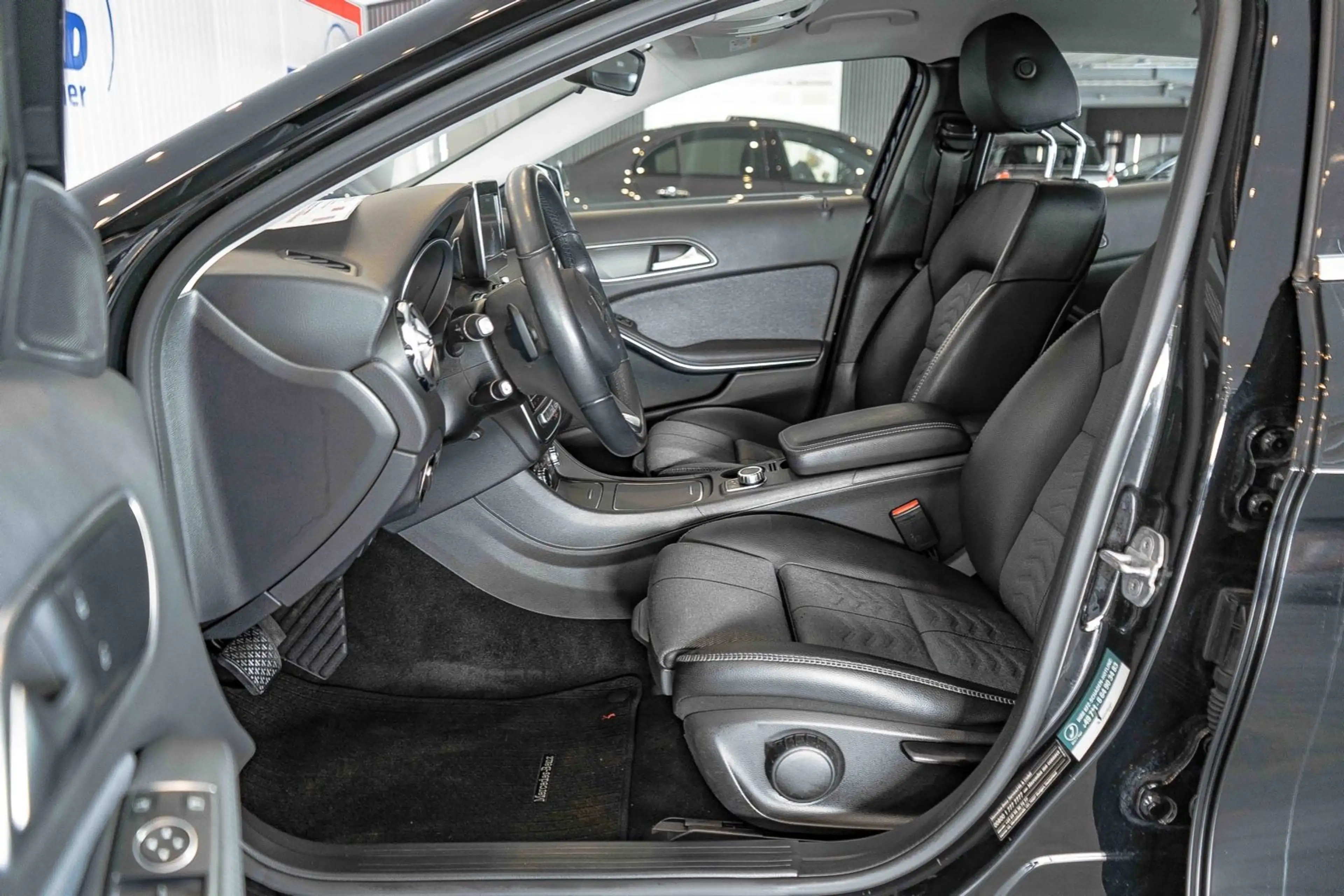 Mercedes-Benz GLA 180 Style Automatik Navi Tempomat Sitzhzg. — photo 13