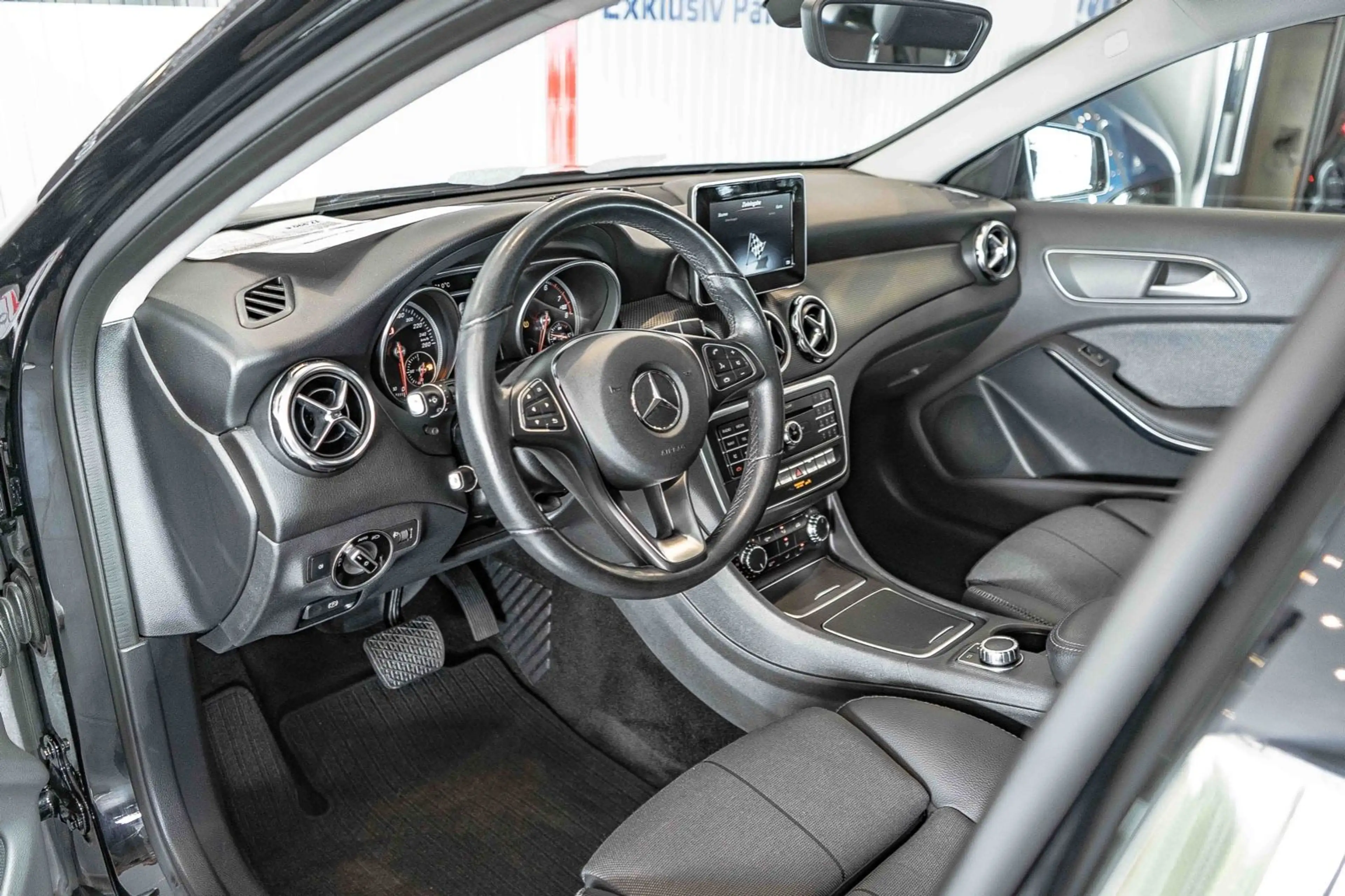 Mercedes-Benz GLA 180 Style Automatik Navi Tempomat Sitzhzg. — photo 11