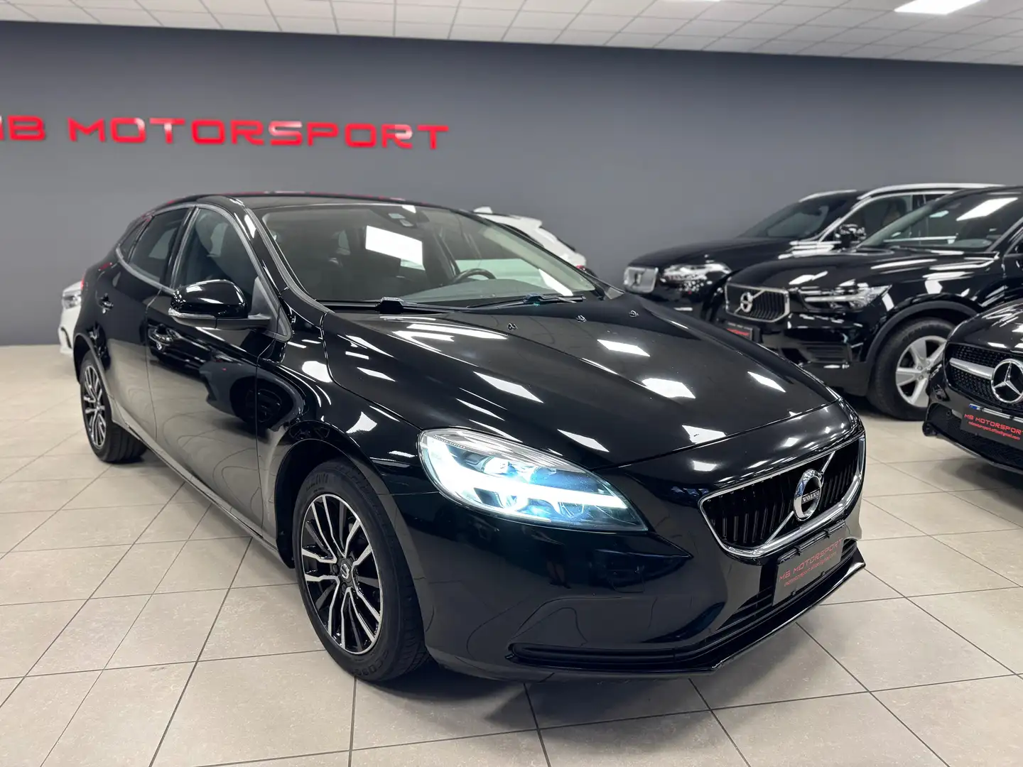 Volvo V40 V40 2.0 d2 R-design my19 Zwart - 1