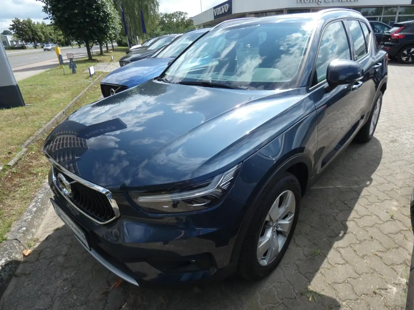 Volvo XC40 D3 2WD Momentum Pro (EURO 6d-TEMP) Klima Navi Blau - 2