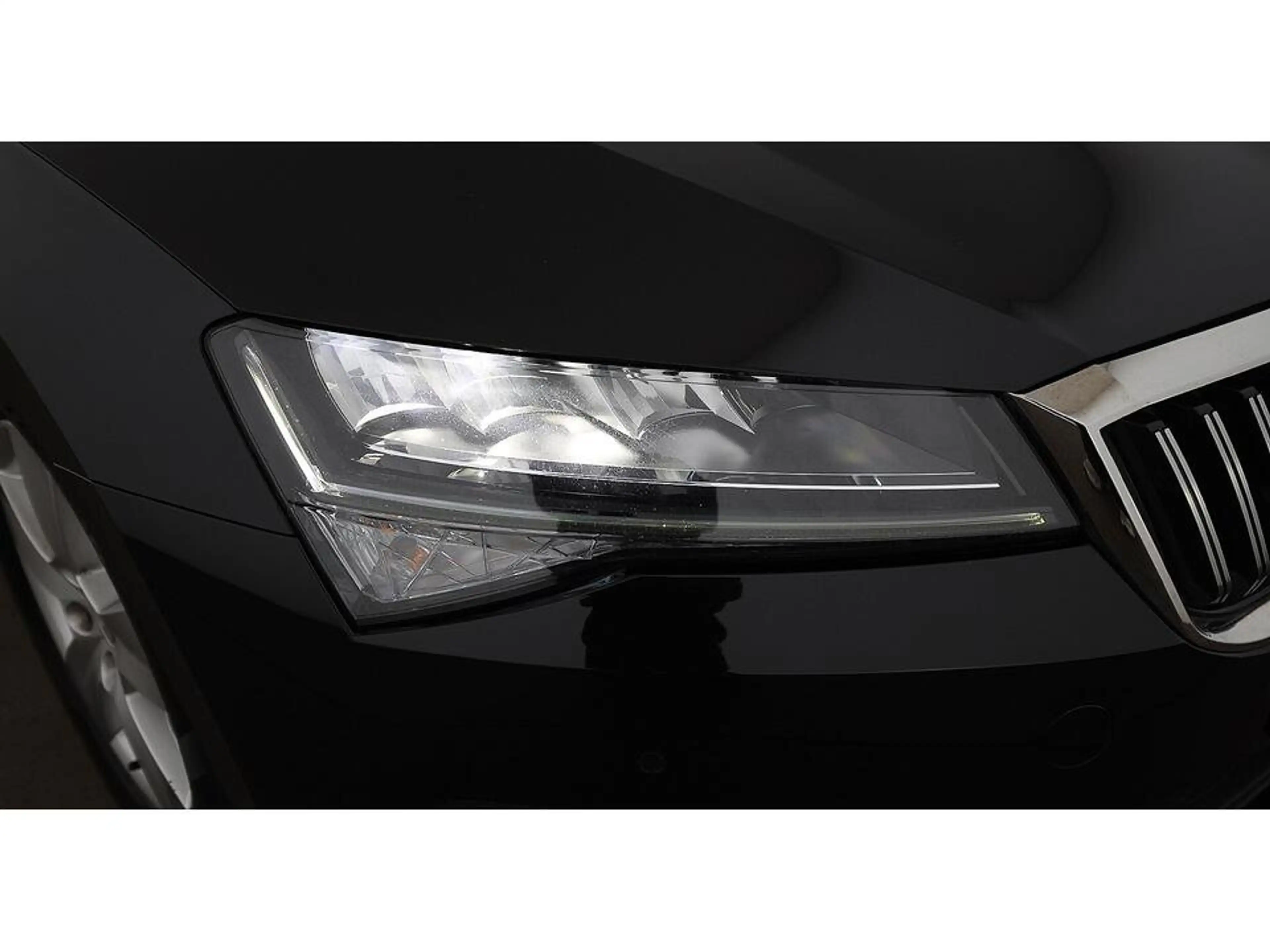 Skoda Superb Combi 2.0 TDI Ambition Aut LED AHK RADAR — photo 10