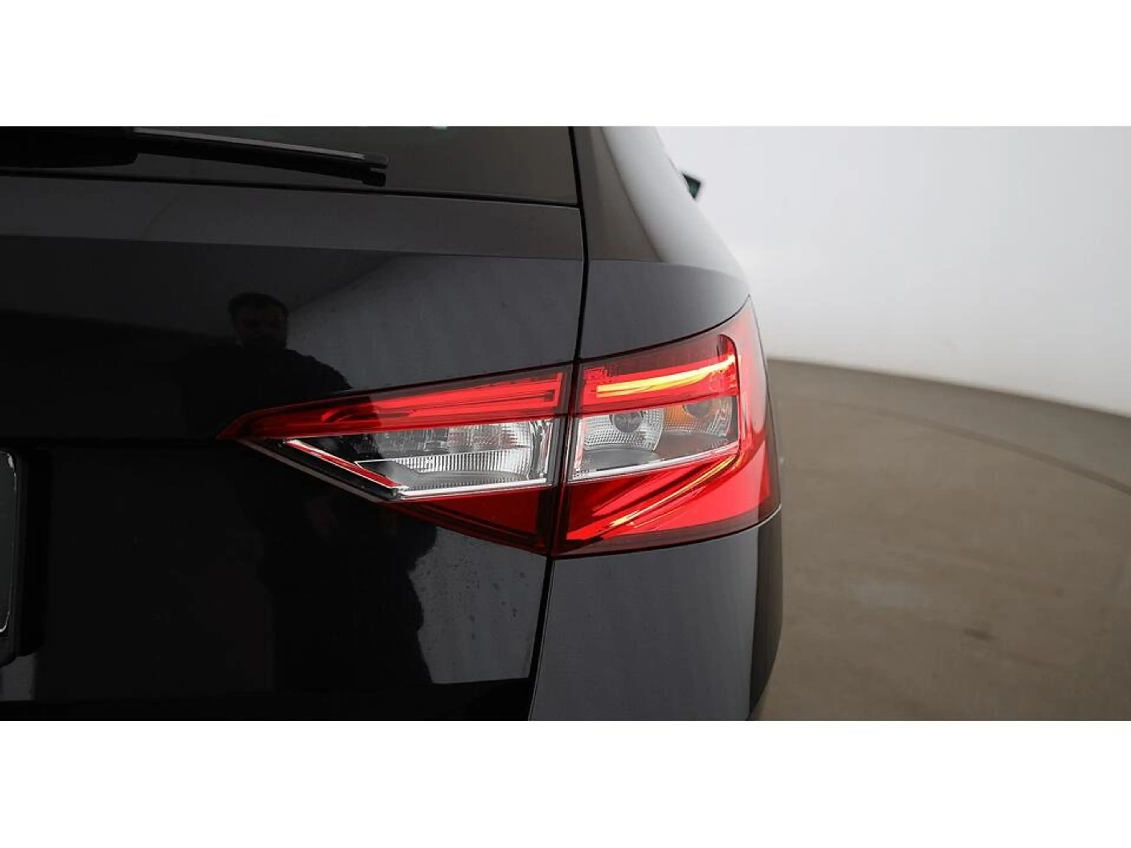 Skoda Superb Combi 2.0 TDI Ambition Aut LED AHK RADAR — photo 9