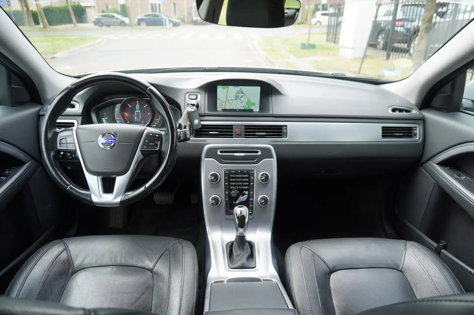 Volvo V70 D4 181pk Start/Stop Geartronic Momentum Clima Navi Gris - 2