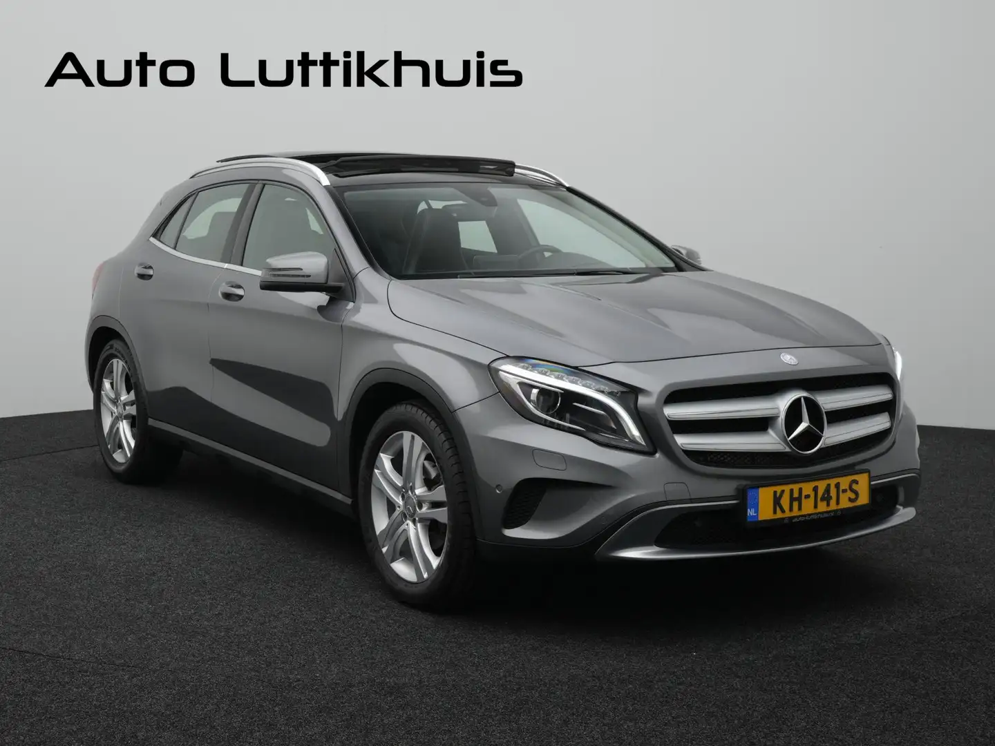 Mercedes-Benz GLA 180 Prestige Pano Gris - 2