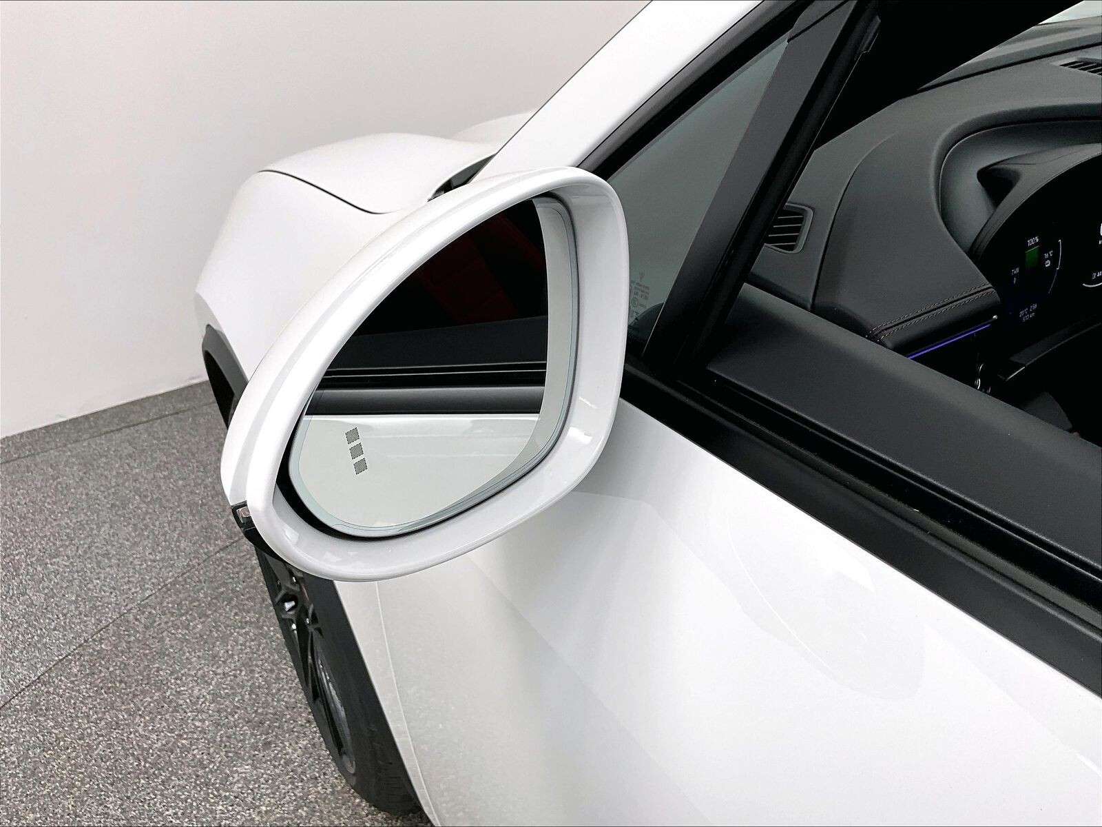 2026 Porsche Macan 4 Electric thumb 34