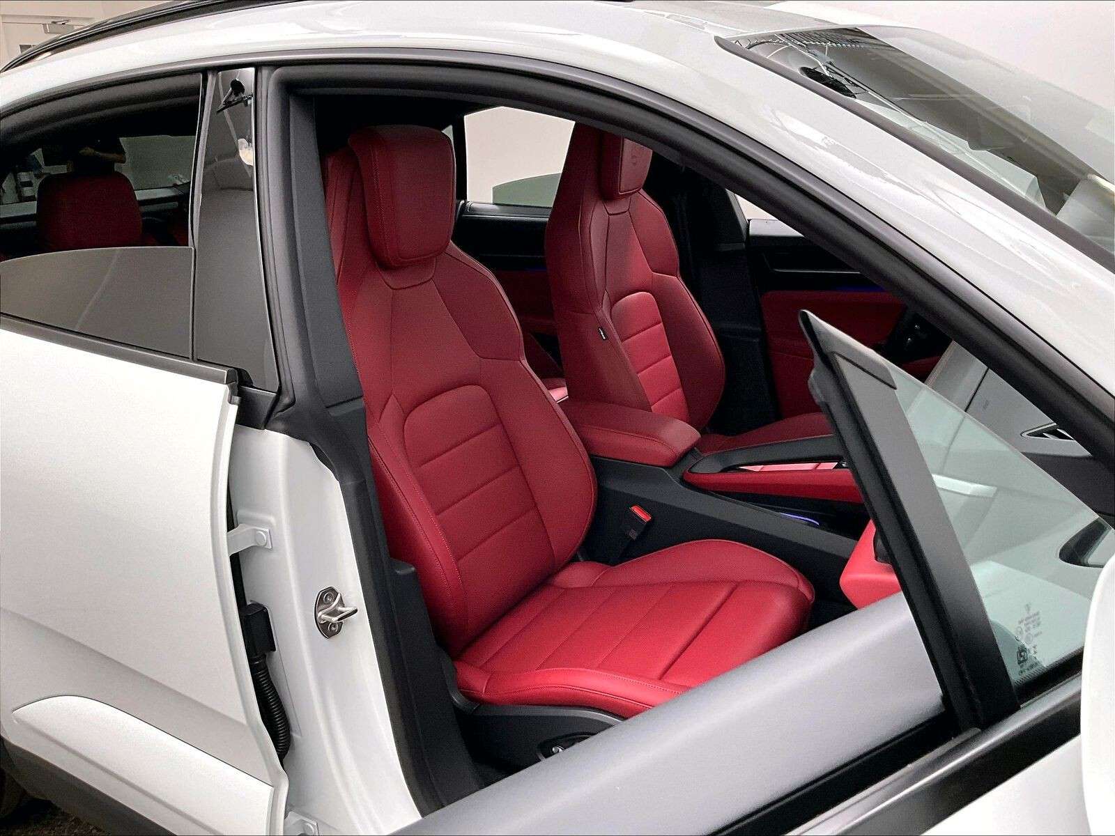 2026 Porsche Macan 4 Electric thumb 14