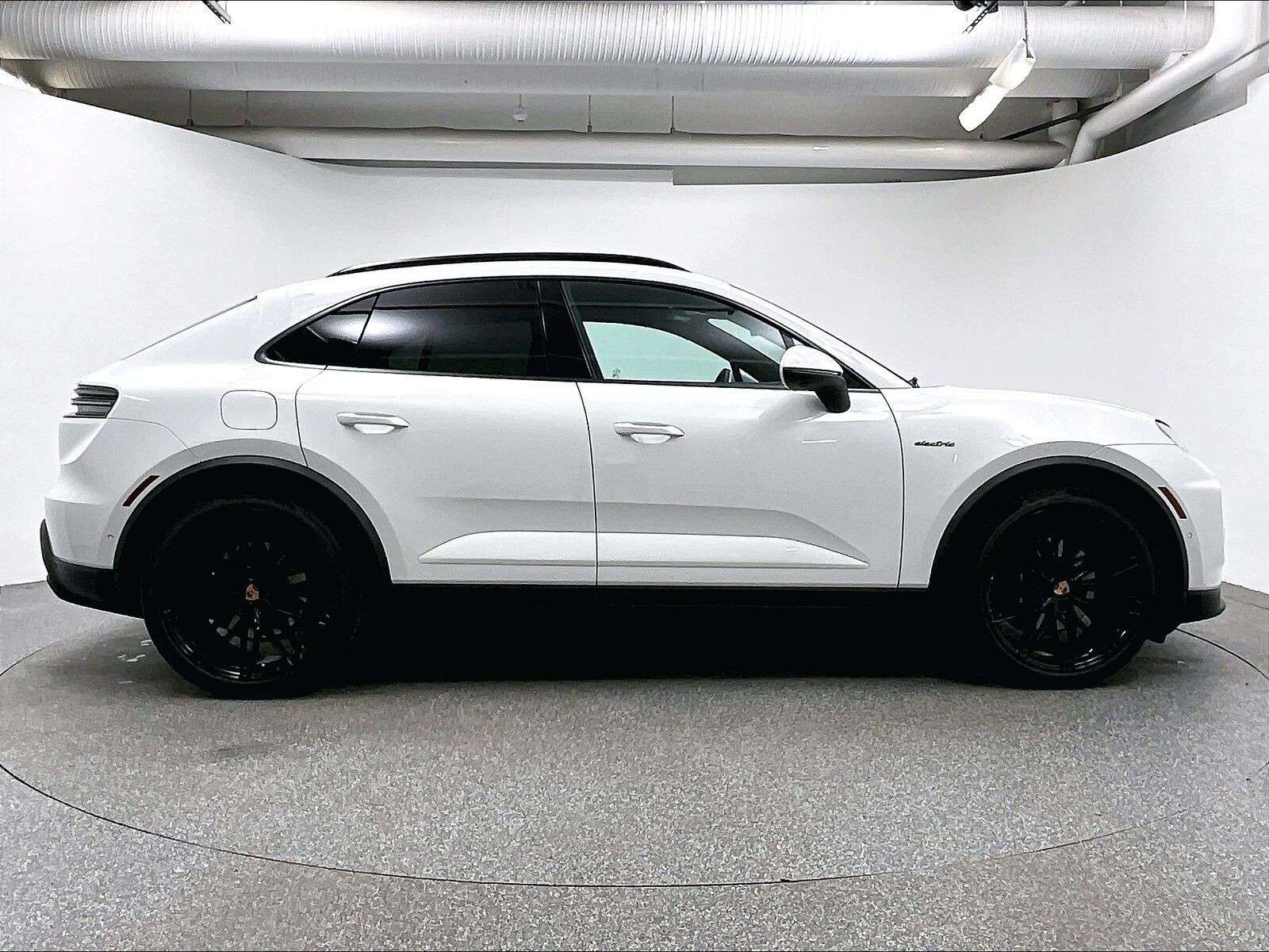 2026 Porsche Macan 4 Electric alt 4