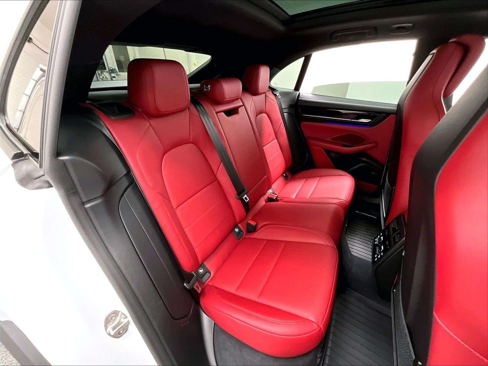 2026 Porsche Macan 4 Electric thumb 16