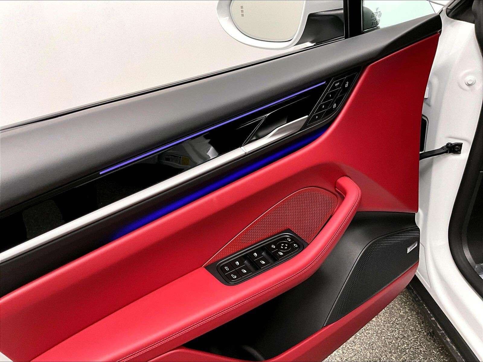 2026 Porsche Macan 4 Electric thumb 18