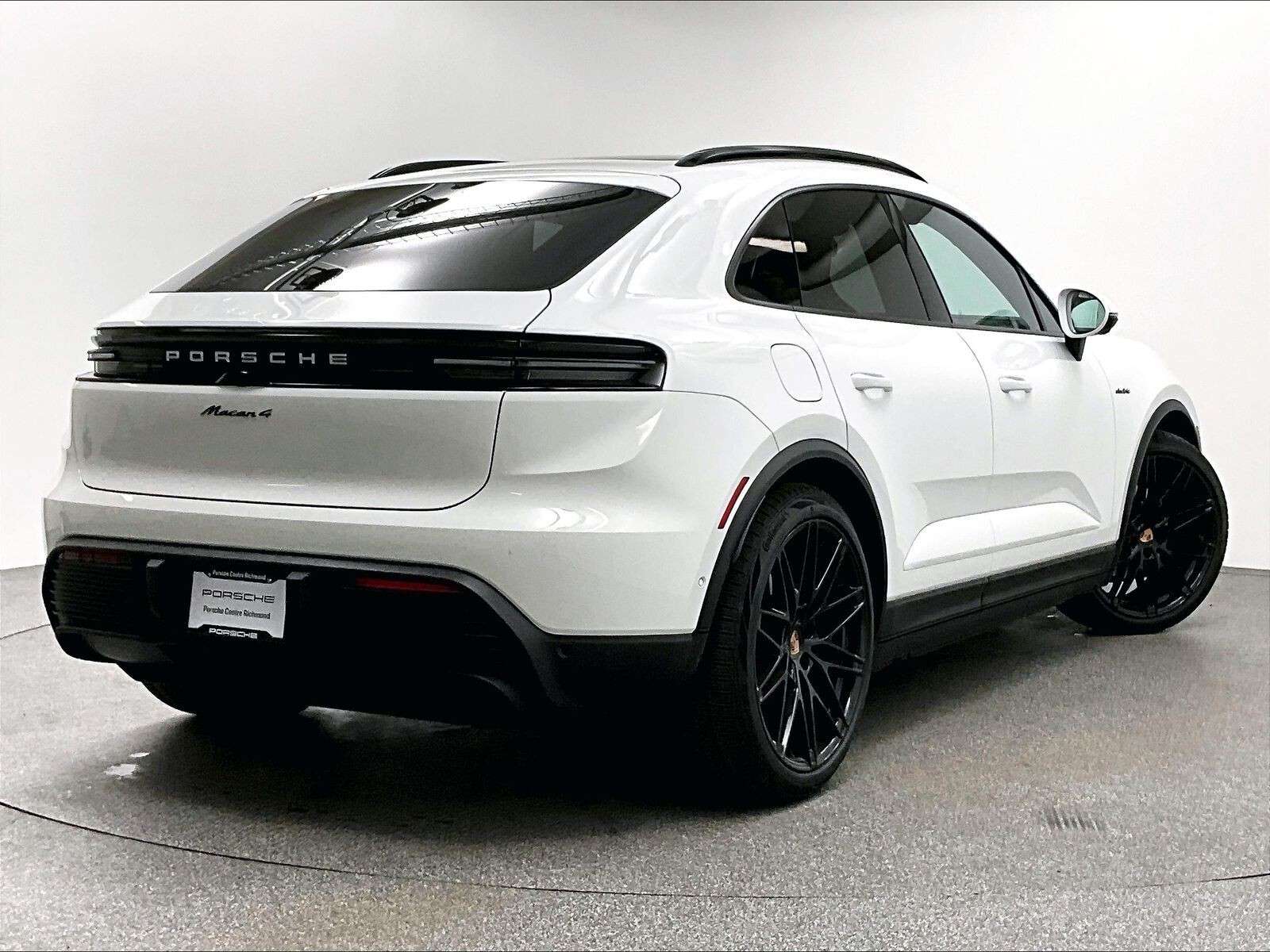 2026 Porsche Macan 4 Electric alt 5