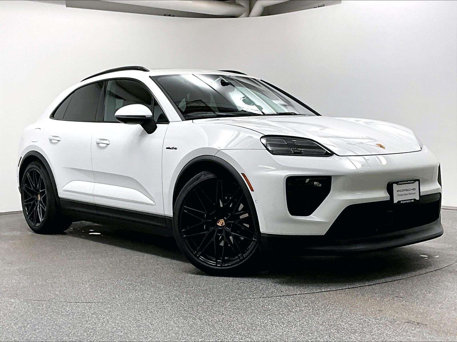 2026 Porsche Macan 4 Electric alt 3