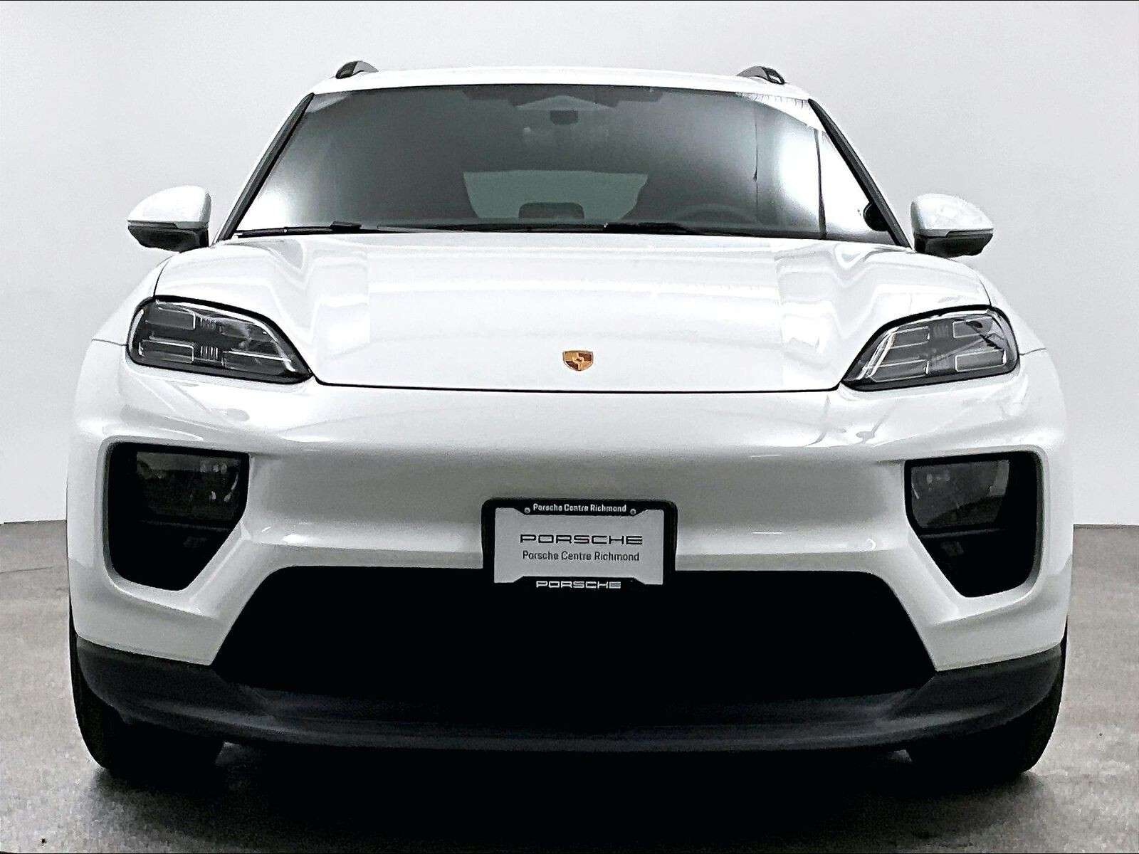 2026 Porsche Macan 4 Electric alt 2