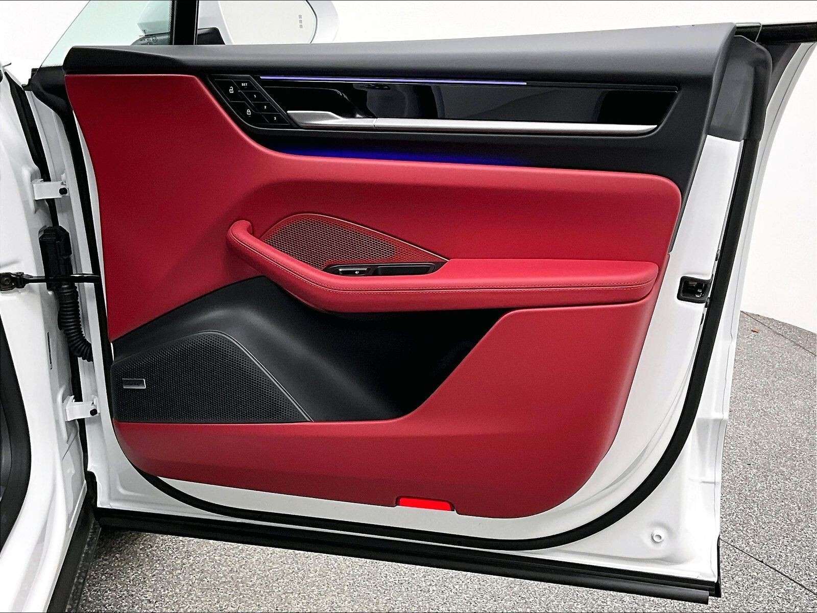 2026 Porsche Macan 4 Electric thumb 29