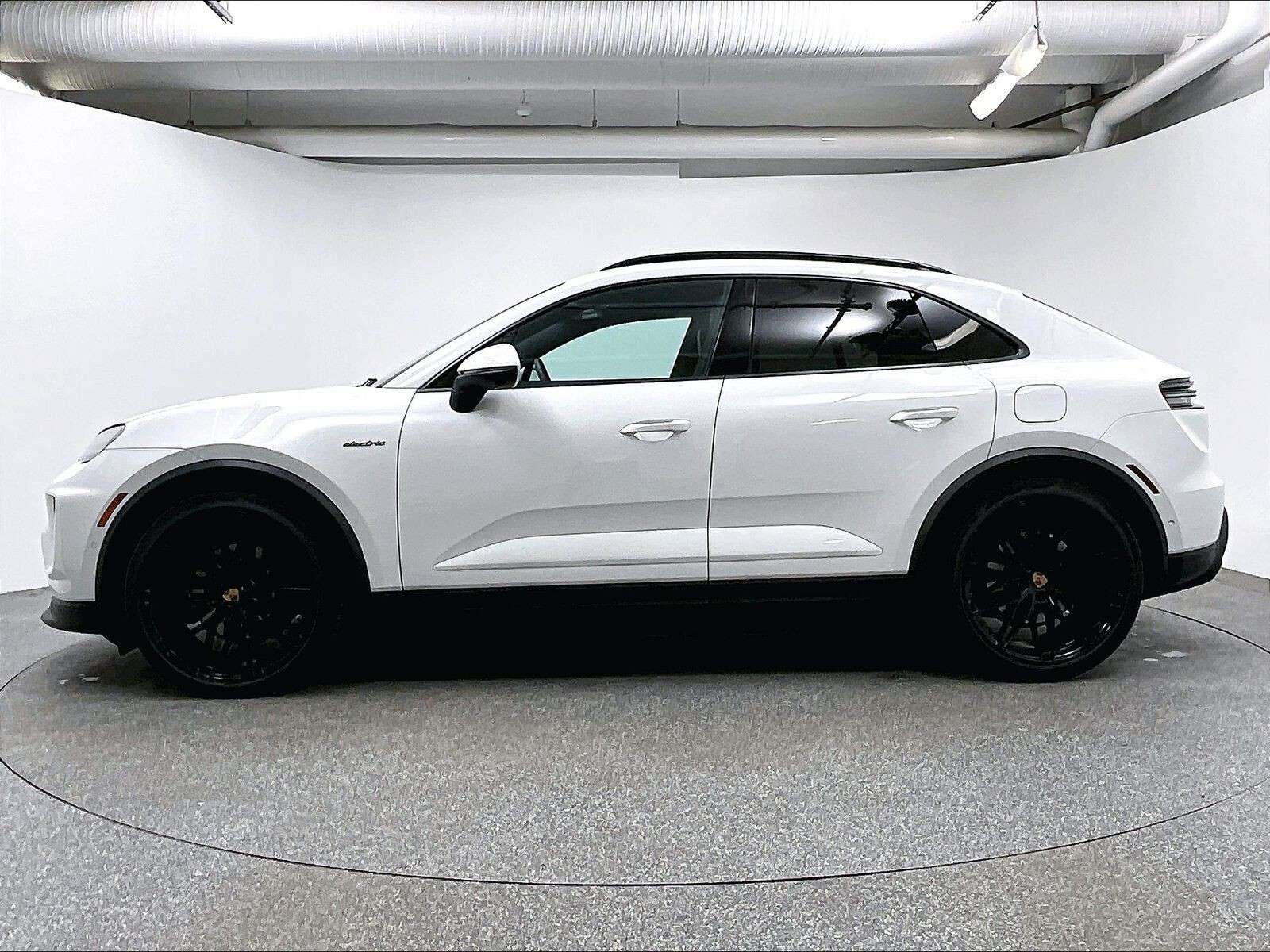 2026 Porsche Macan 4 Electric thumb 8