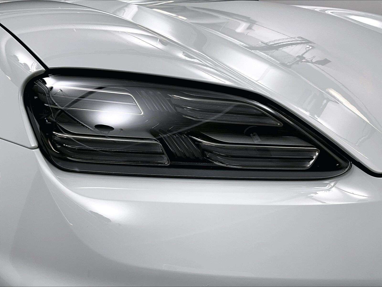 2026 Porsche Macan 4 Electric thumb 32