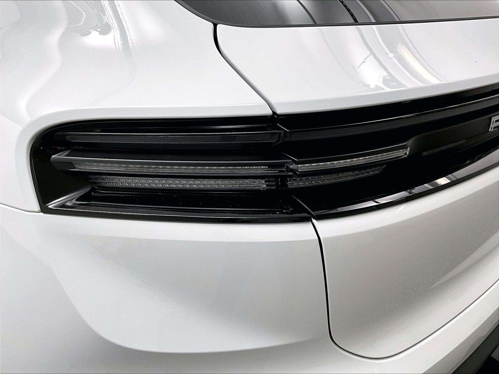 2026 Porsche Macan 4 Electric thumb 35