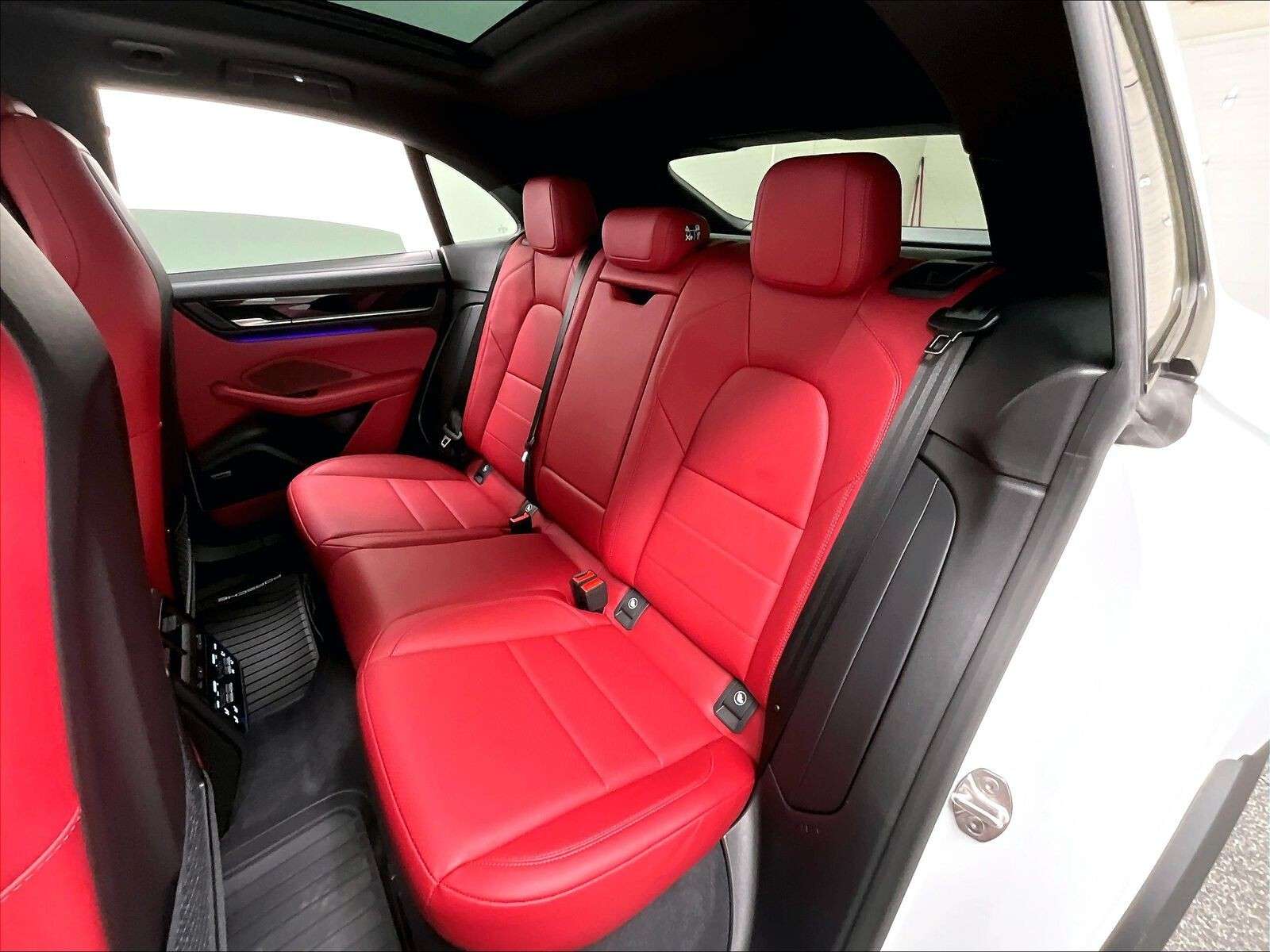 2026 Porsche Macan 4 Electric thumb 15