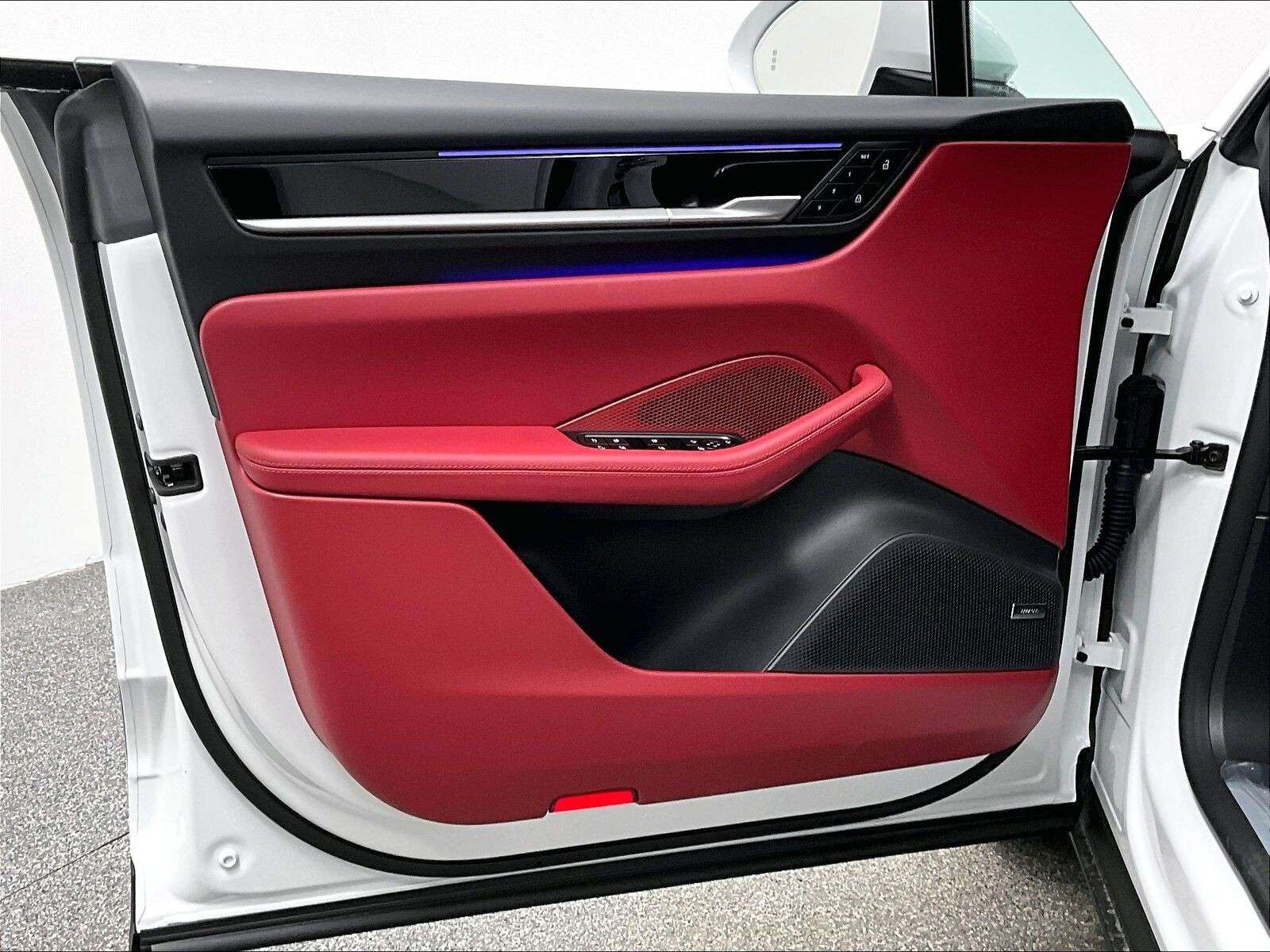 2026 Porsche Macan 4 Electric thumb 17