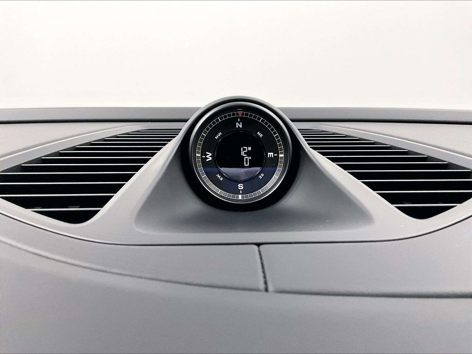 2026 Porsche Macan 4 Electric thumb 38