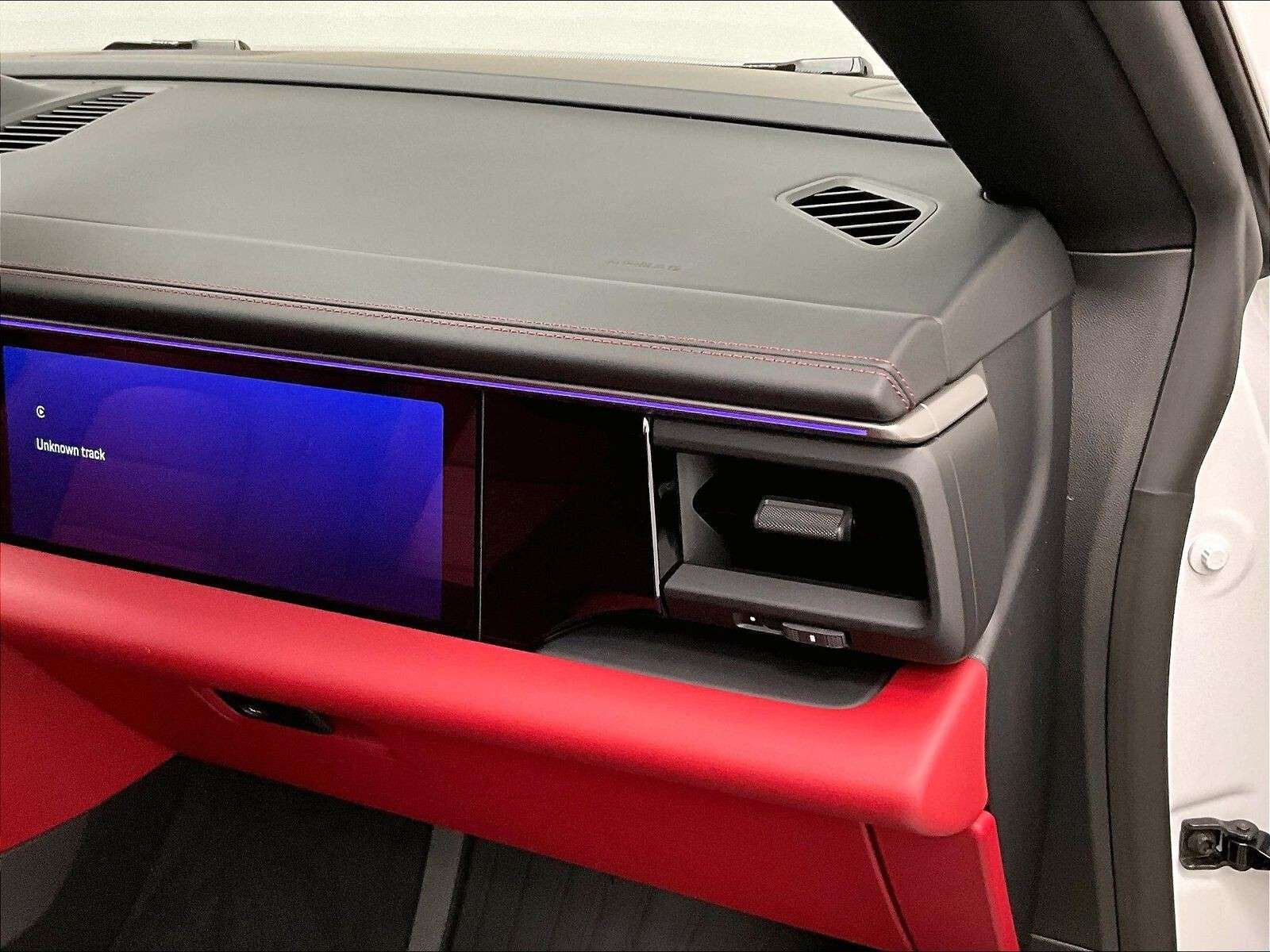 2026 Porsche Macan 4 Electric thumb 26